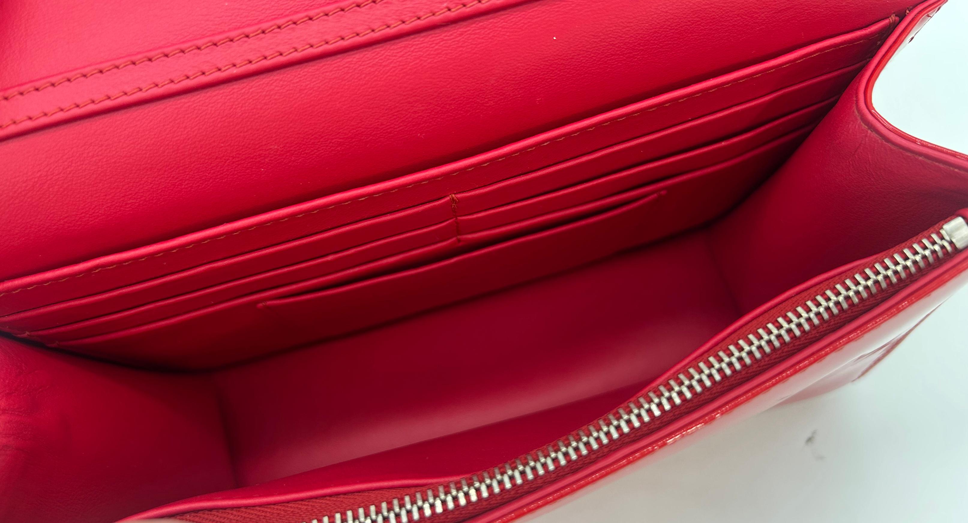 Christian Dior - Borsa a tracolla con catena Tribale in pelle verniciata rossa in vendita 5