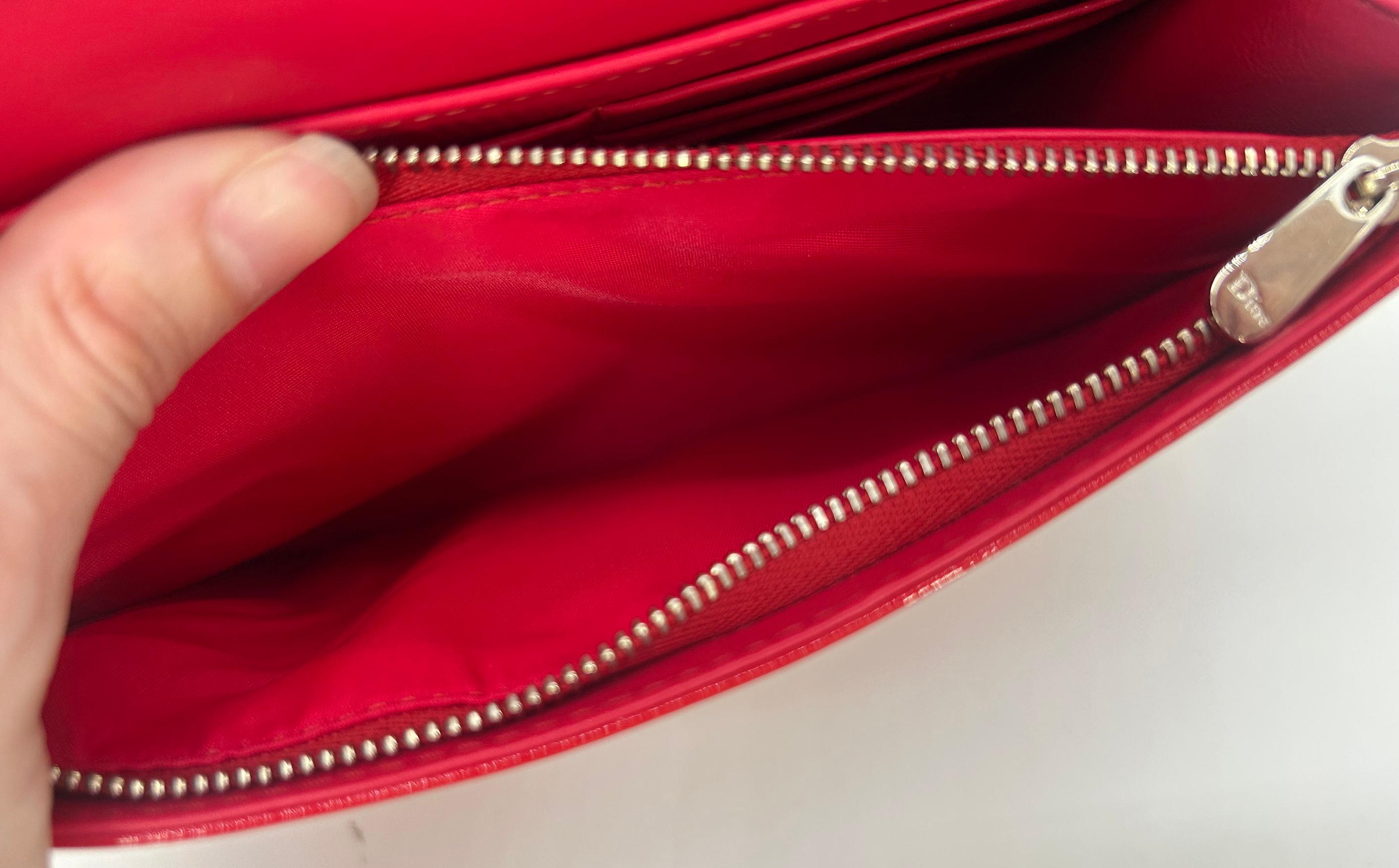Christian Dior - Borsa a tracolla con catena Tribale in pelle verniciata rossa in vendita 6