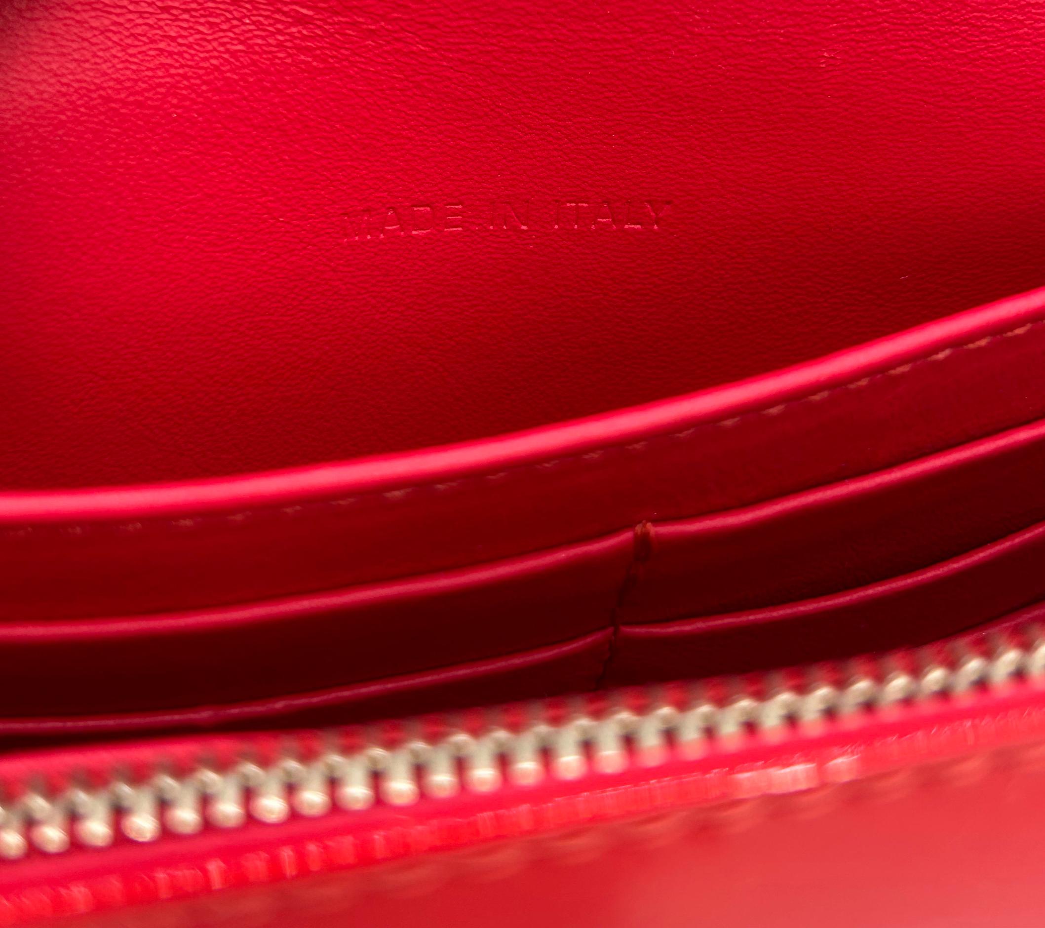Christian Dior - Borsa a tracolla con catena Tribale in pelle verniciata rossa in vendita 7