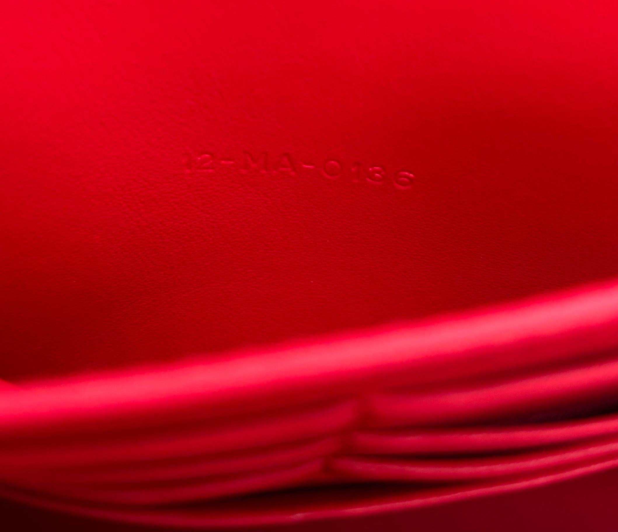 Christian Dior - Borsa a tracolla con catena Tribale in pelle verniciata rossa in vendita 8