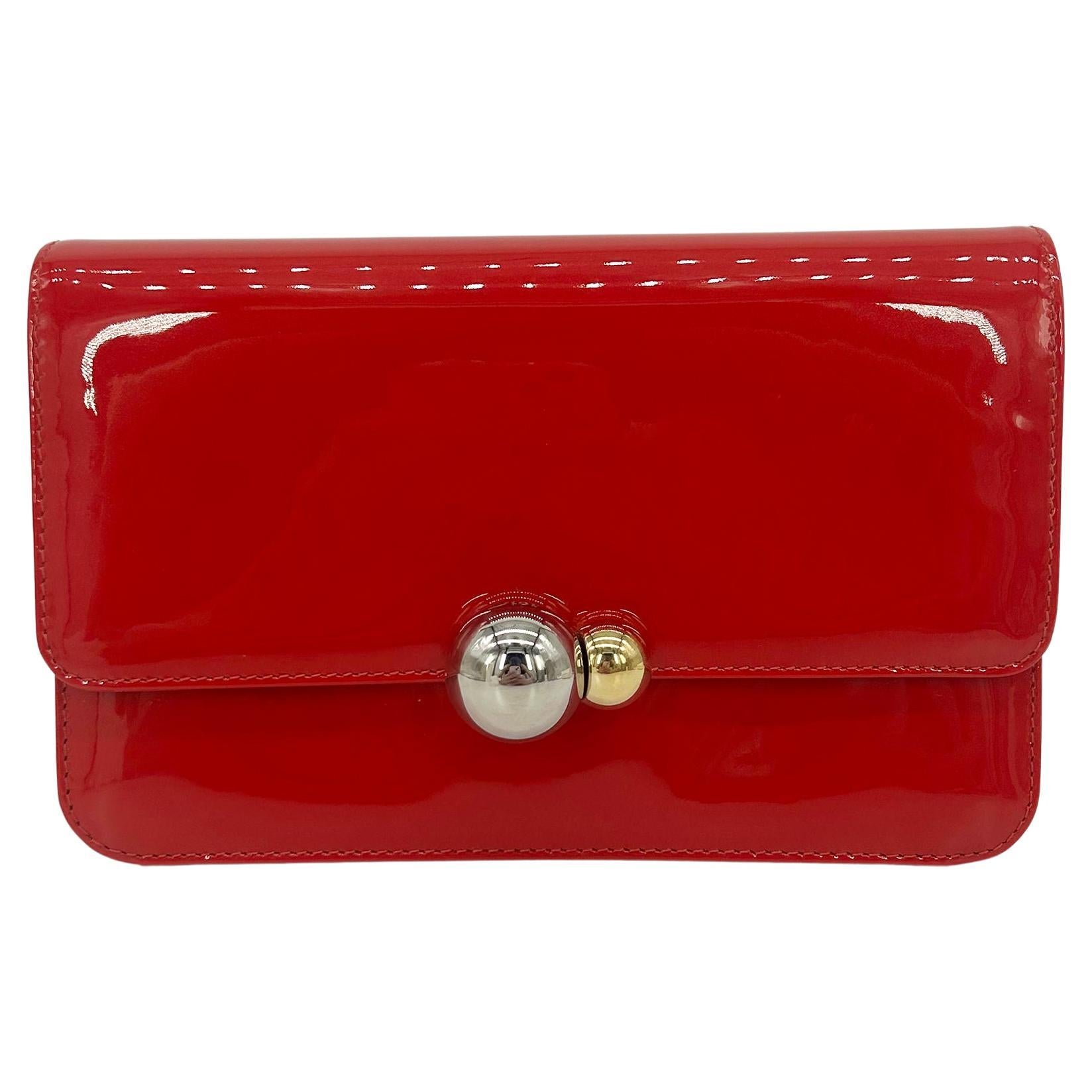 Christian Dior Red Patent Leather Tribale Chain Flap Bag in ottime condizioni. Esterno in vernice liscia rossa vibrante con finiture in argento e oro. Tasca posteriore a fessura per riporre gli oggetti. Tracolla rimovibile a catena argentata con pad