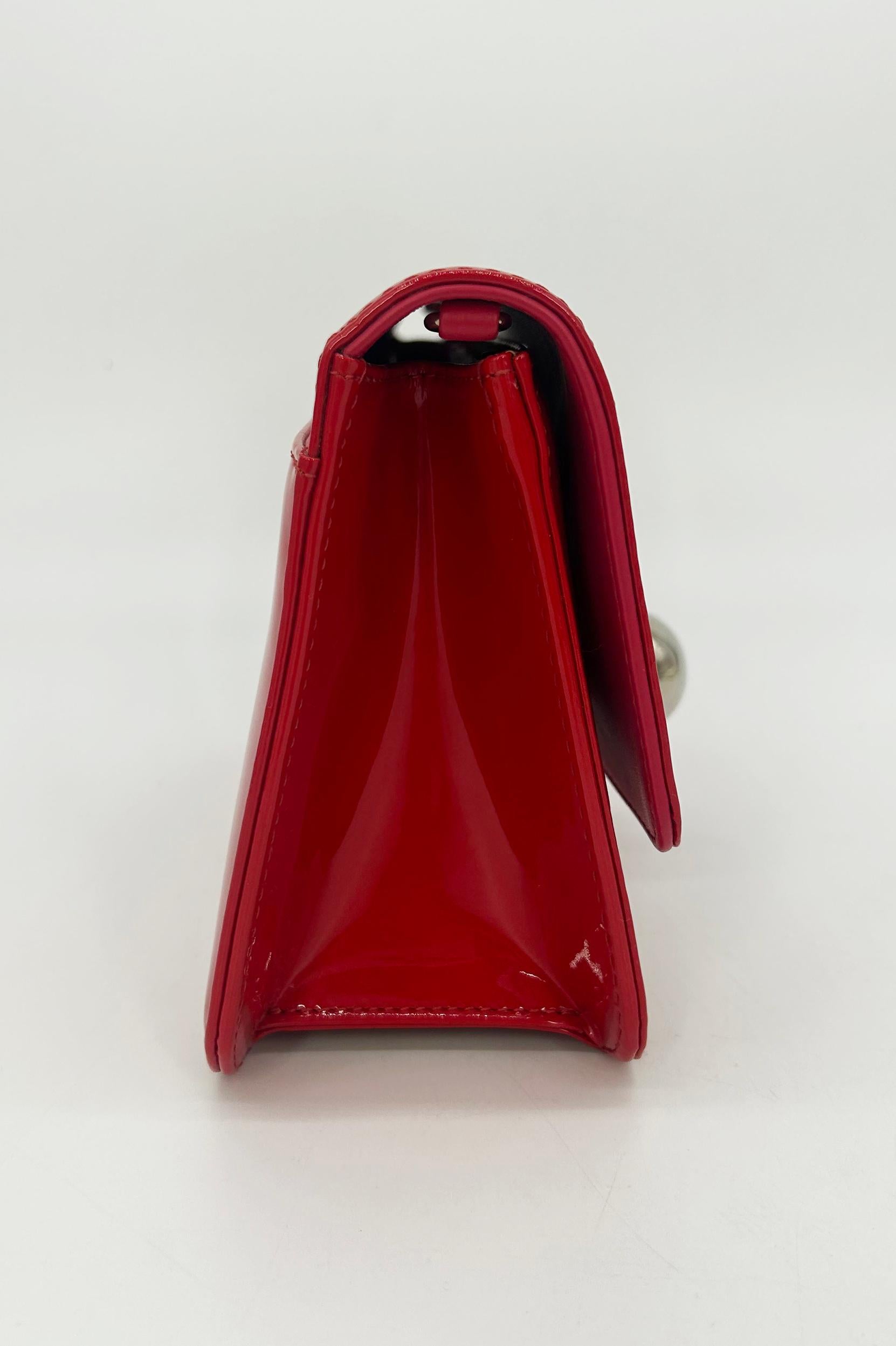 Grigio Christian Dior - Borsa a tracolla con catena Tribale in pelle verniciata rossa in vendita