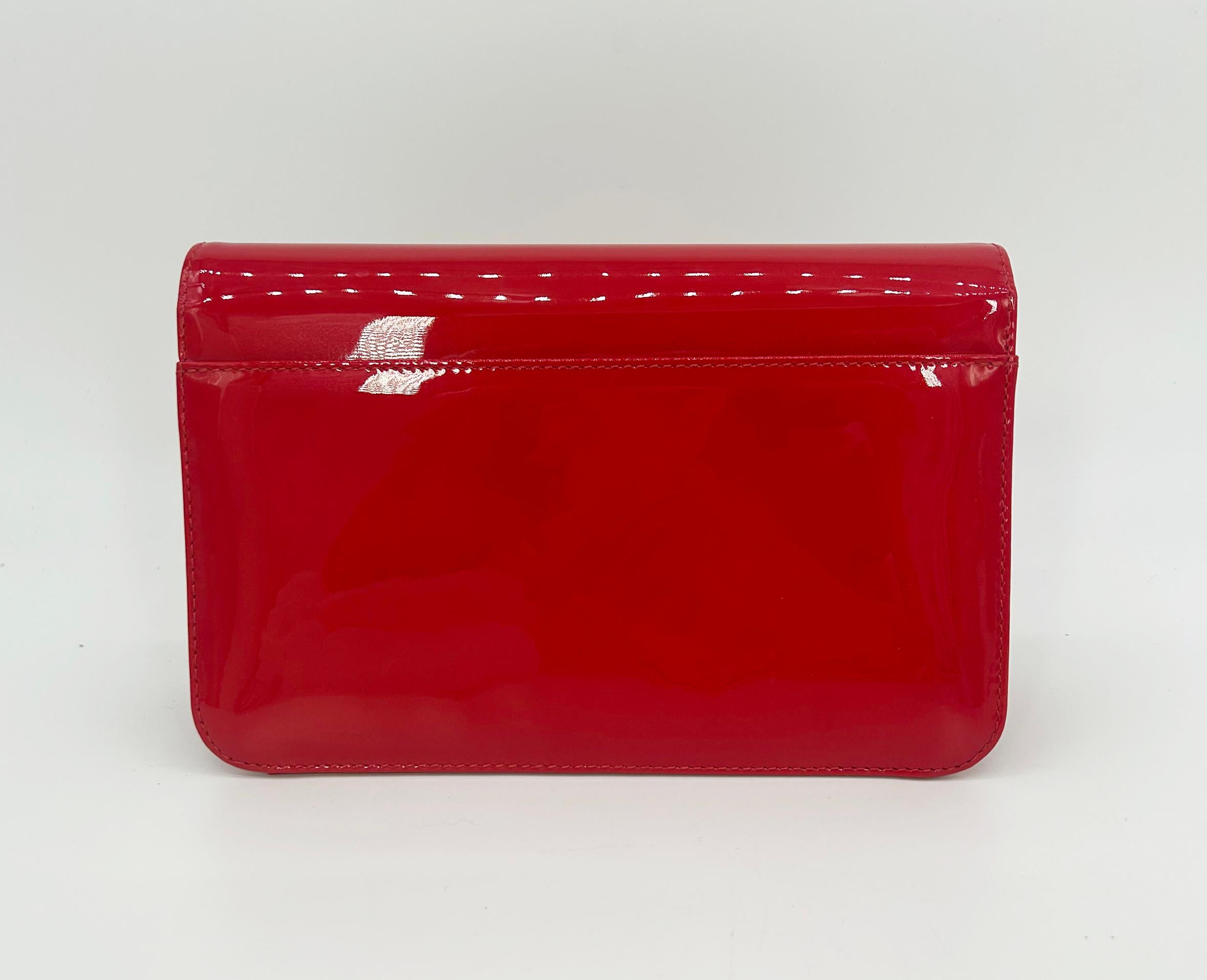 Christian Dior - Borsa a tracolla con catena Tribale in pelle verniciata rossa In condizioni ottime in vendita a Philadelphia, PA
