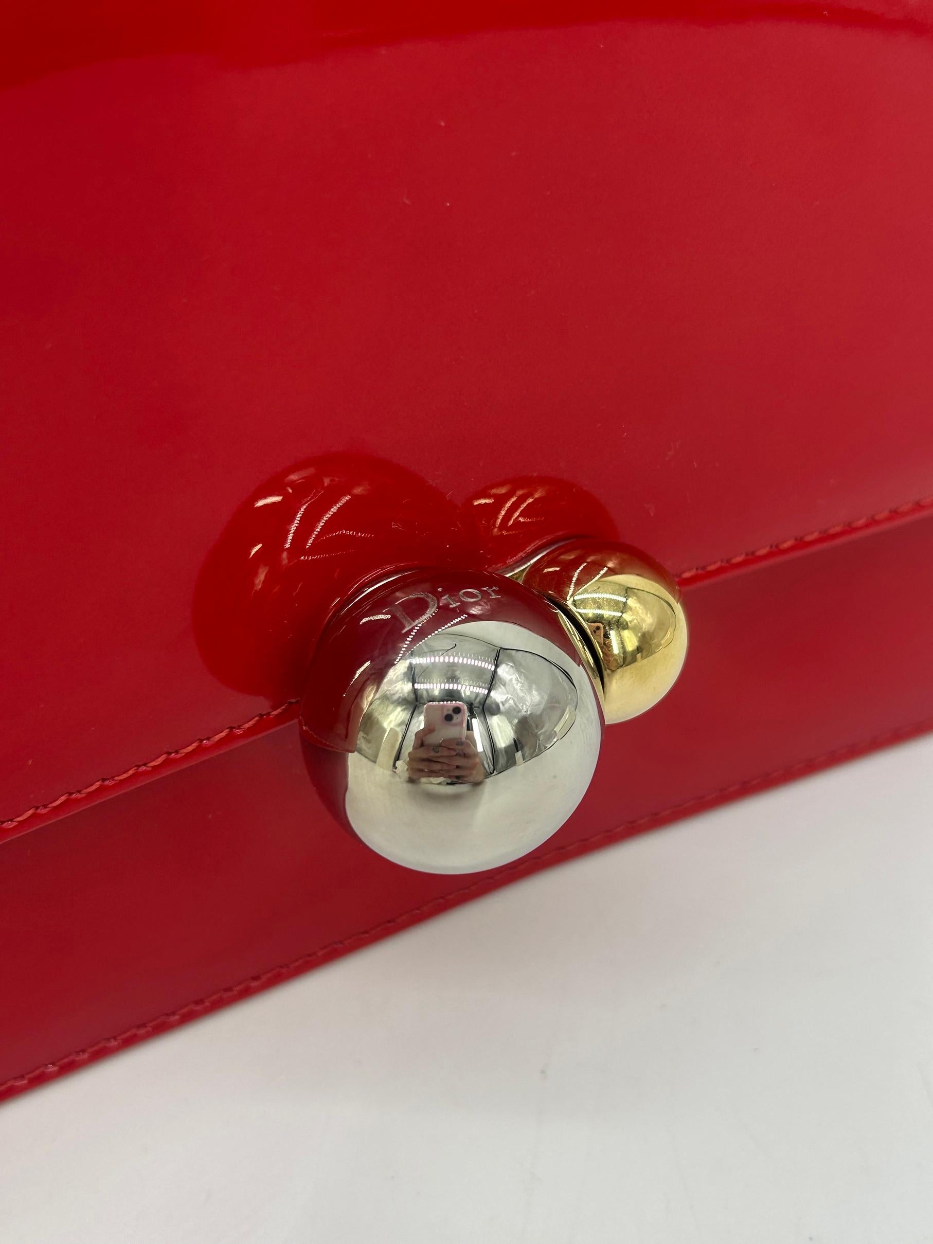 Christian Dior - Borsa a tracolla con catena Tribale in pelle verniciata rossa in vendita 1
