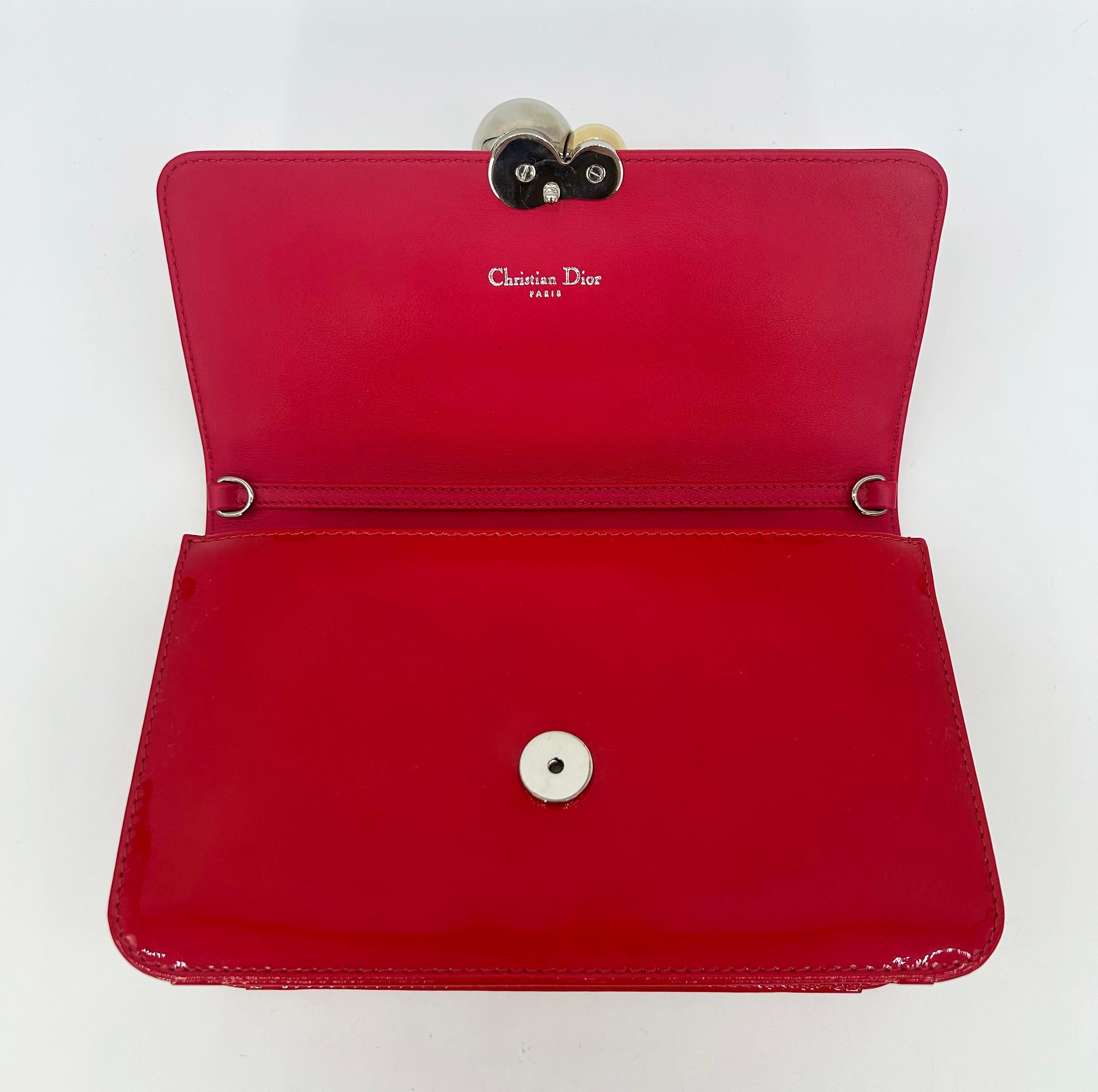 Christian Dior - Borsa a tracolla con catena Tribale in pelle verniciata rossa in vendita 2