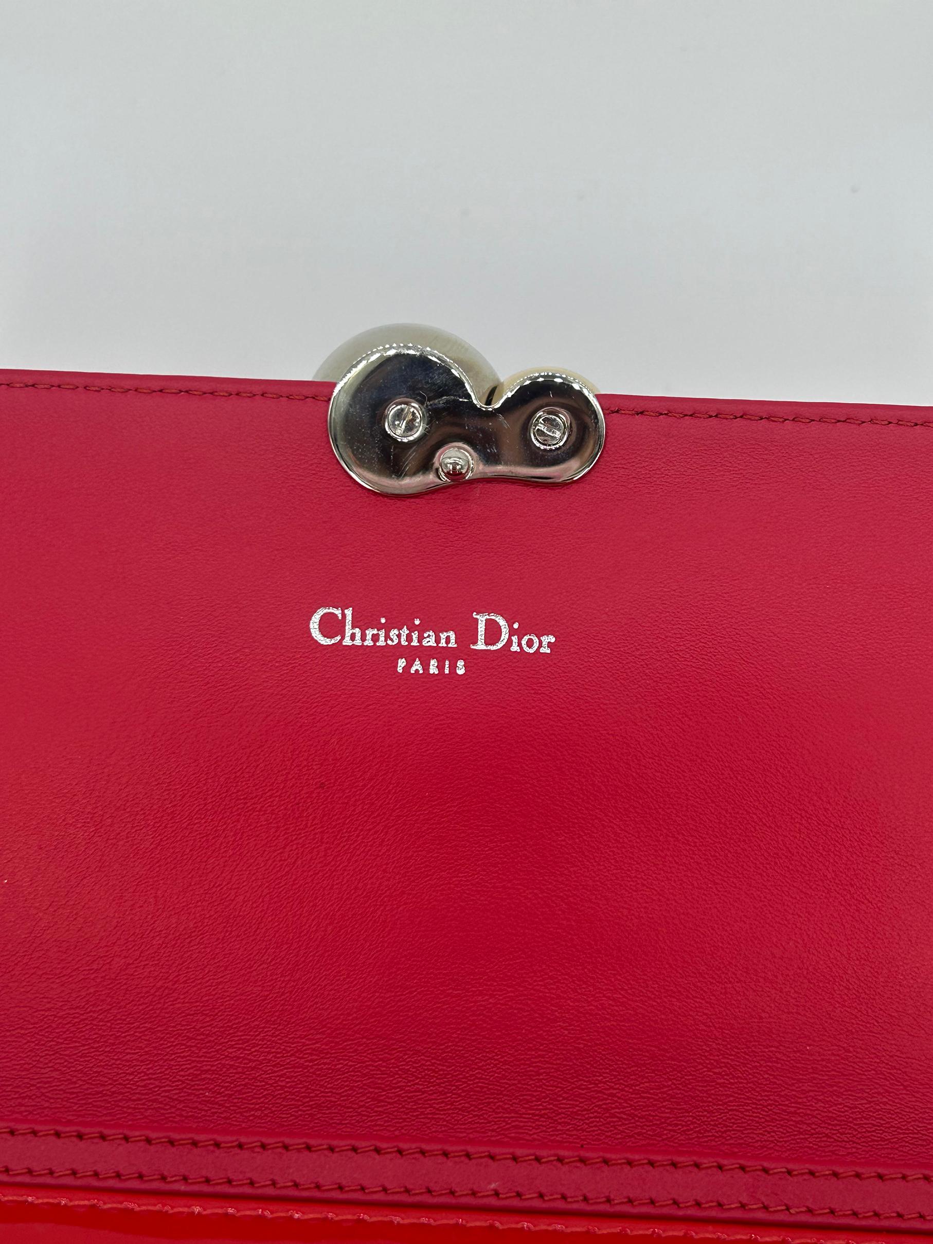 Christian Dior - Borsa a tracolla con catena Tribale in pelle verniciata rossa in vendita 3