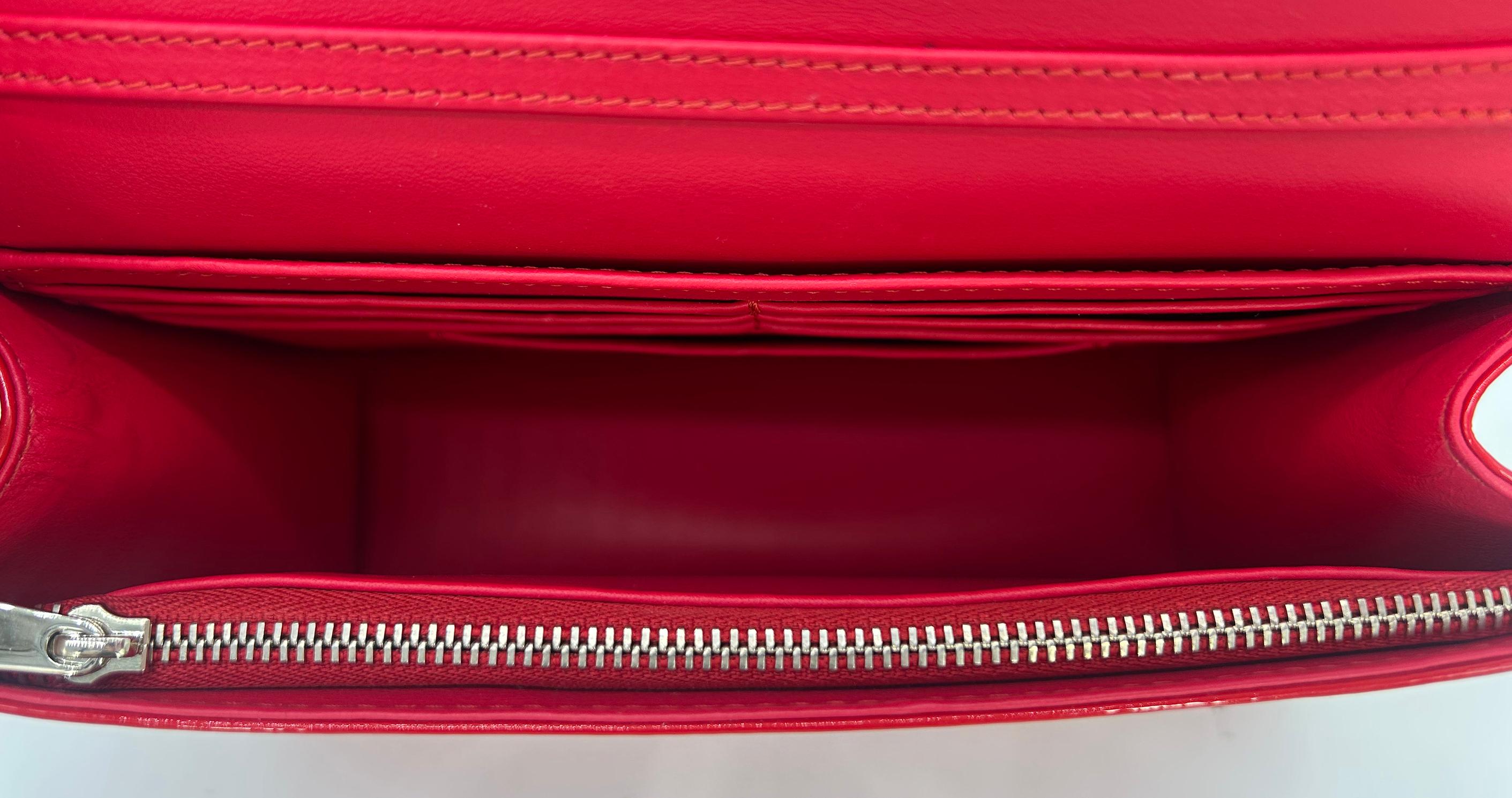 Christian Dior - Borsa a tracolla con catena Tribale in pelle verniciata rossa in vendita 4