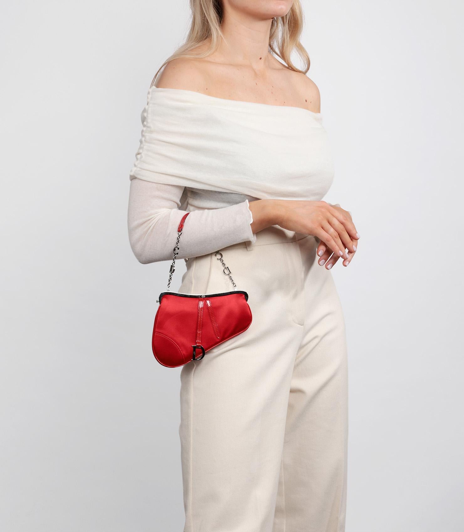 Christian Dior Mini Saddle Bag vintage in raso e vernice rossa

Marchio- Christian Dior
Modello- Mini Borsa da sella
Tipo di prodotto- Maniglia superiore
Numero di serie- 90*******
Età: circa 2003
Accompagnato da- Christian Dior Dust Bag,