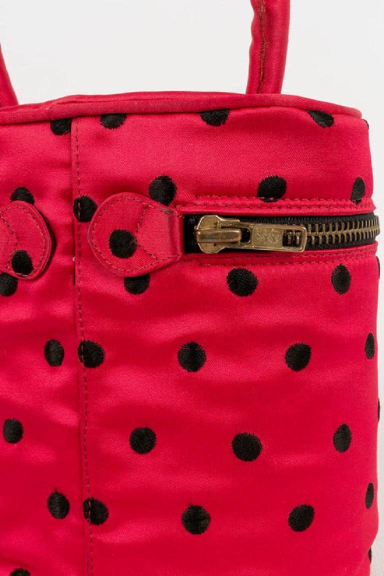 Christian Dior Rote Seidentasche mit schwarzen Punkten im Angebot 3