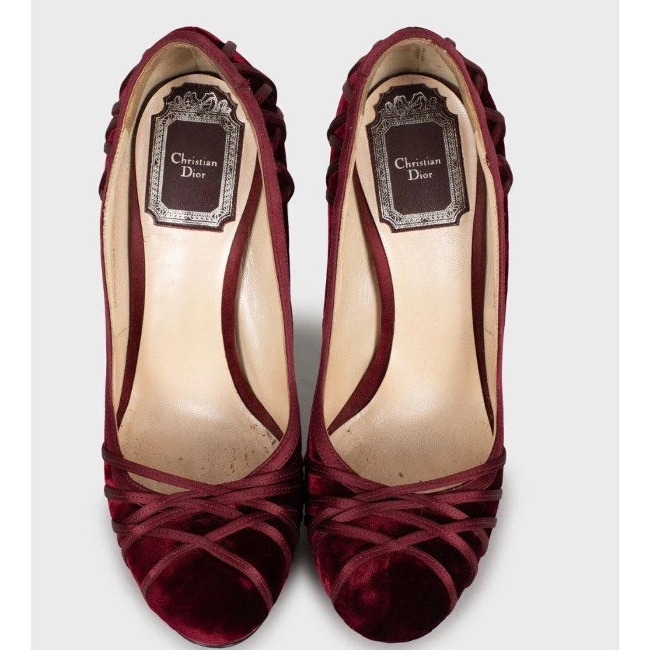 Mit diesen atemberaubenden roten Samtpumps von Christian Dior werden Sie zum Luxusobjekt! Diese eleganten Absätze mit klassisch abgerundeter Spitze und schickem Blockabsatz sind perfekt, um jedem Outfit einen Hauch von Raffinesse zu verleihen. Die