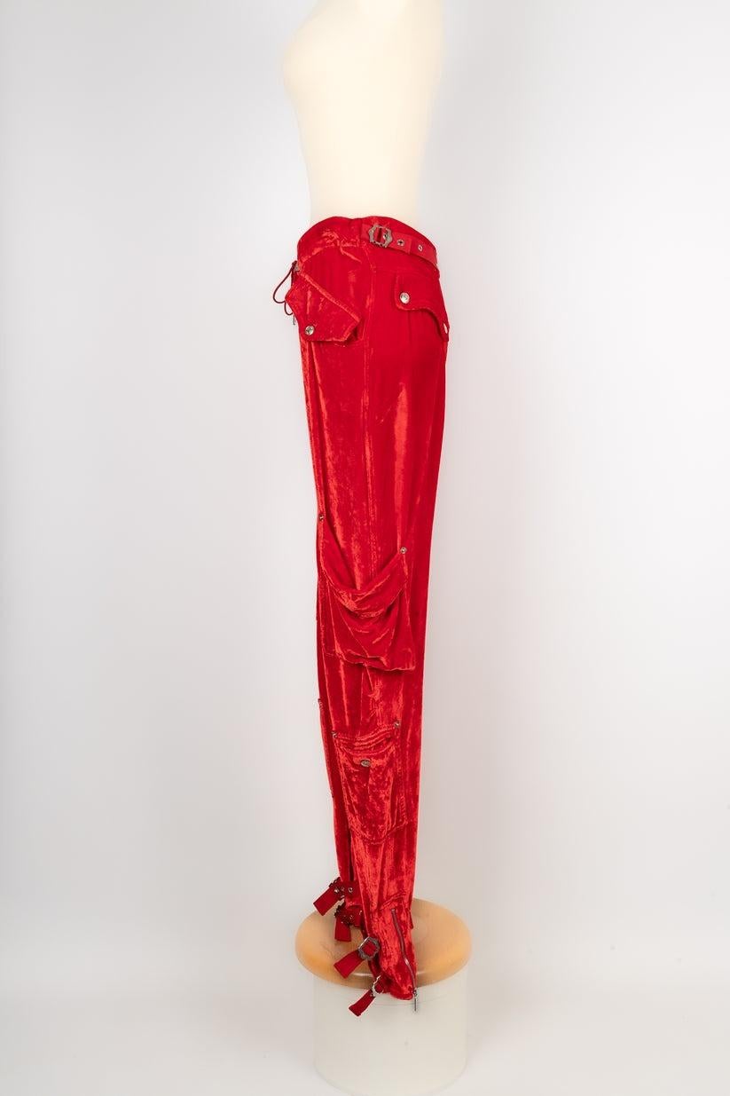 DIOR - (Made in France) Red velvet pants. Size 38FR. 2003 Collection under the artistic direction of John Galliano. There are two stains on the pants' back.

Additional information:
Condition: Good condition
Dimensions: Waist: 39 cm - Hips: 45 cm -