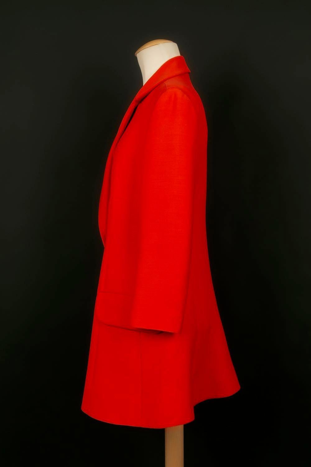 Dior - (Fabriqué en France) Manteau en laine et soie rouge. Taille 40FR. Collectional 2006.

Informations complémentaires : 
Dimensions : Largeur des épaules : 38 cm, Poitrine : 47 cm, Taille : 43 cm, Longueur des manches : 51 cm, Longueur : 80