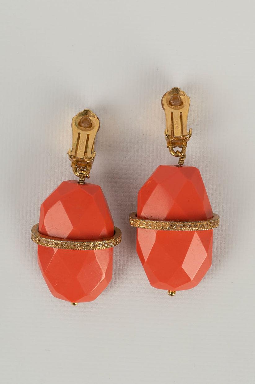 Dior - Clip-Ohrringe aus Harz und goldenem Metall mit Strasssteinen besetzt.

Zusätzliche Informationen:
Abmessungen: 3,5 B x 7,5 H cm
Zustand: Sehr guter Zustand
Verkäufer-Referenznummer: BO8