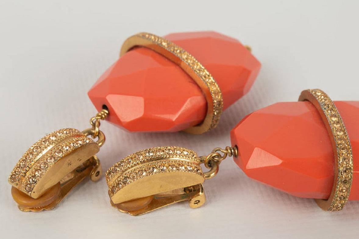 Christian Dior Clip-Ohrringe aus Harz und Goldmetall im Zustand „Hervorragend“ im Angebot in SAINT-OUEN-SUR-SEINE, FR