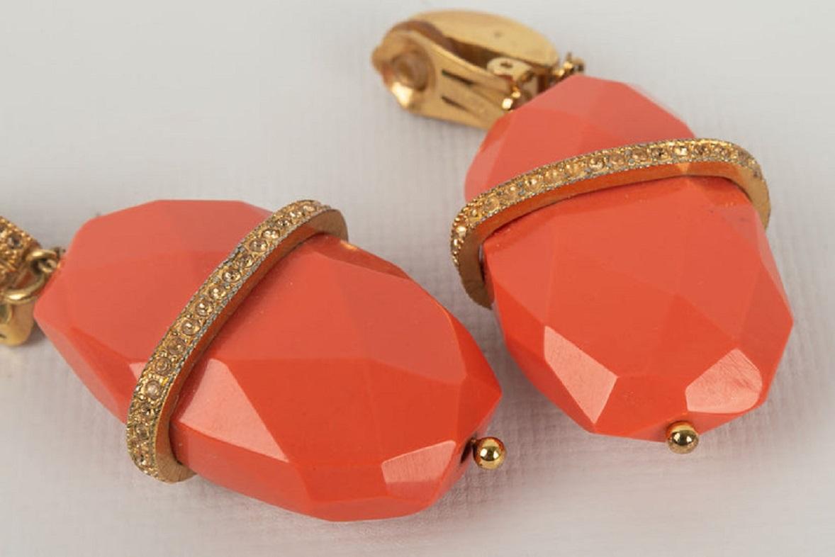 Women's Christian Dior Resin and Gold Metal Clip Earrings For Sale