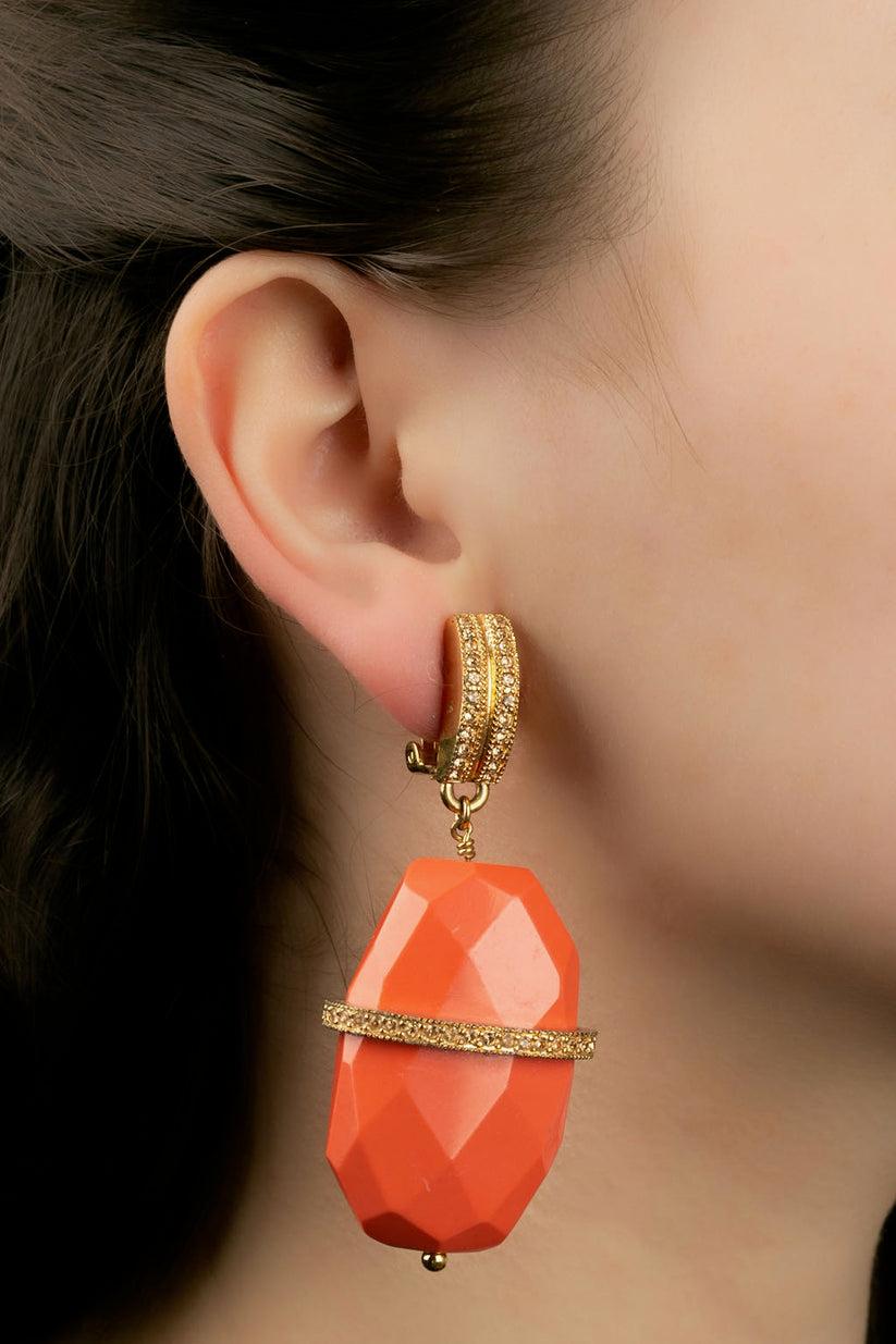 Christian Dior Clip-Ohrringe aus Harz und Goldmetall im Angebot 3