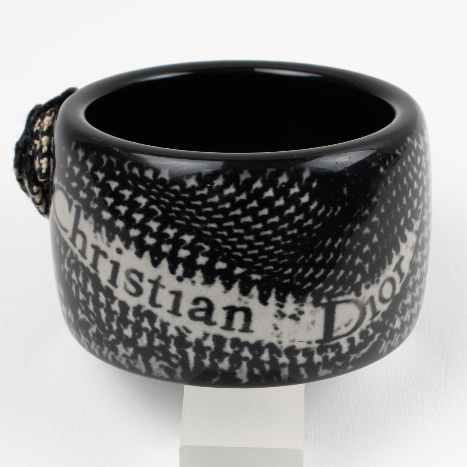 Moderne Christian Dior Bracelet Résine Bangle Fleur en tissu Pied-de-Poule noir et blanc