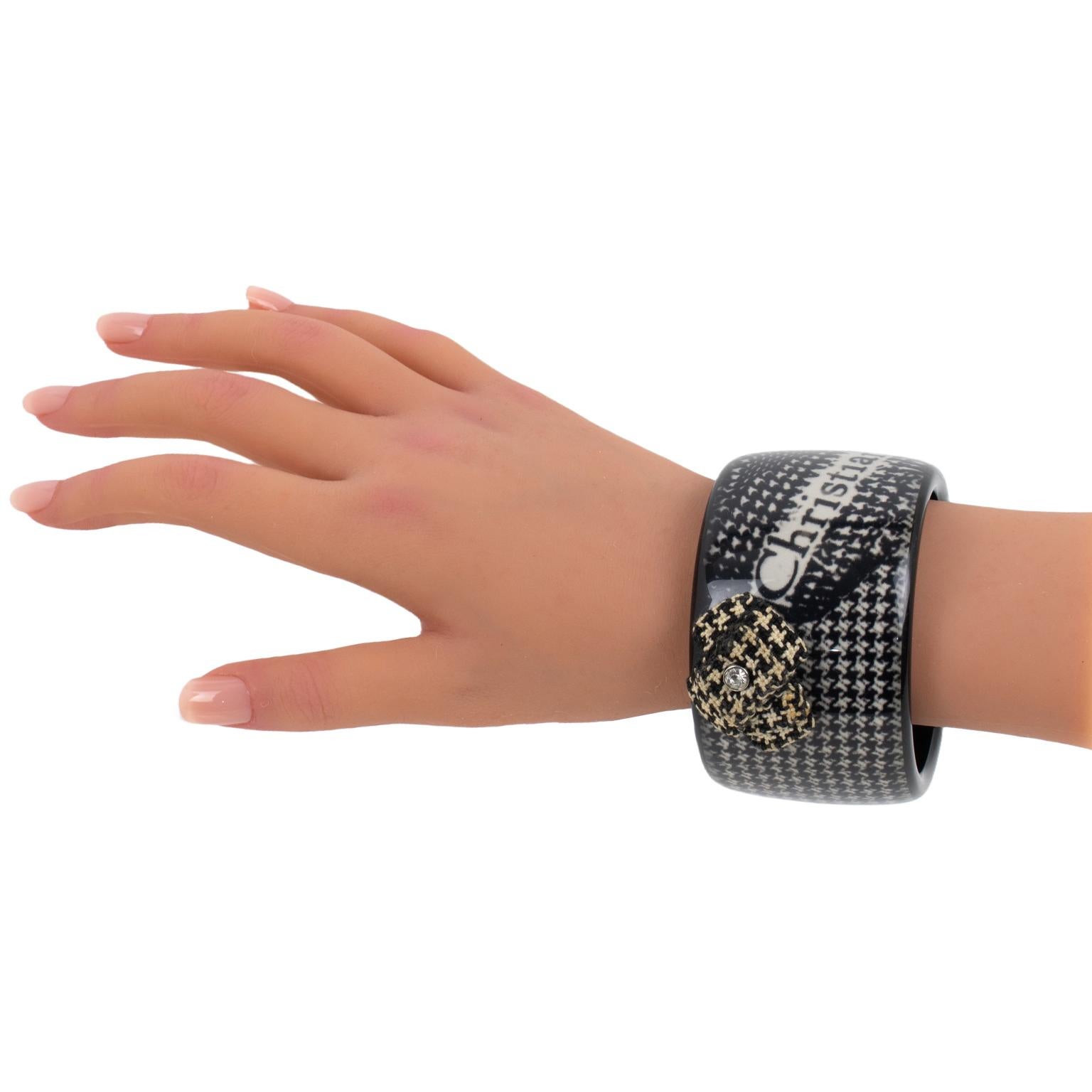 Christian Dior Bracelet Résine Bangle Fleur en tissu Pied-de-Poule noir et blanc 2