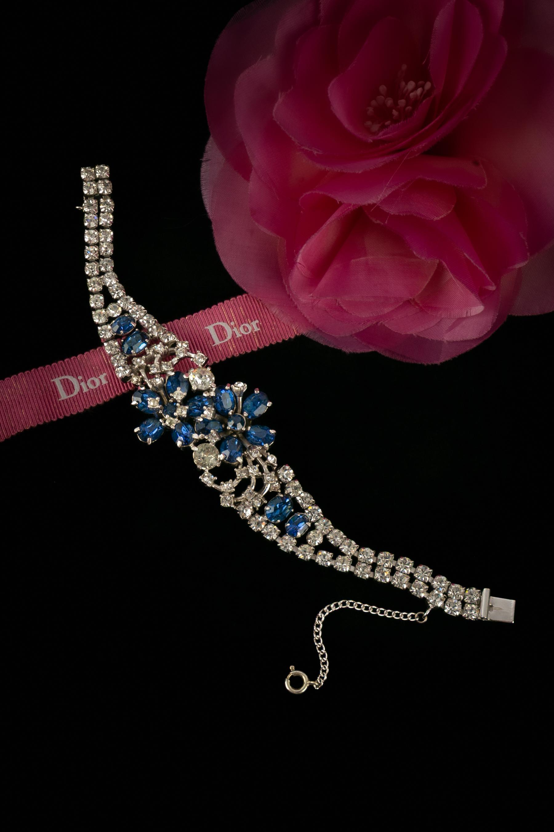 DIOR - Bracciale in metallo argentato con strass blu e argentati.

Condizioni:
Ottime condizioni

Dimensioni:
Lunghezza: 18 cm

SKU:BRA45