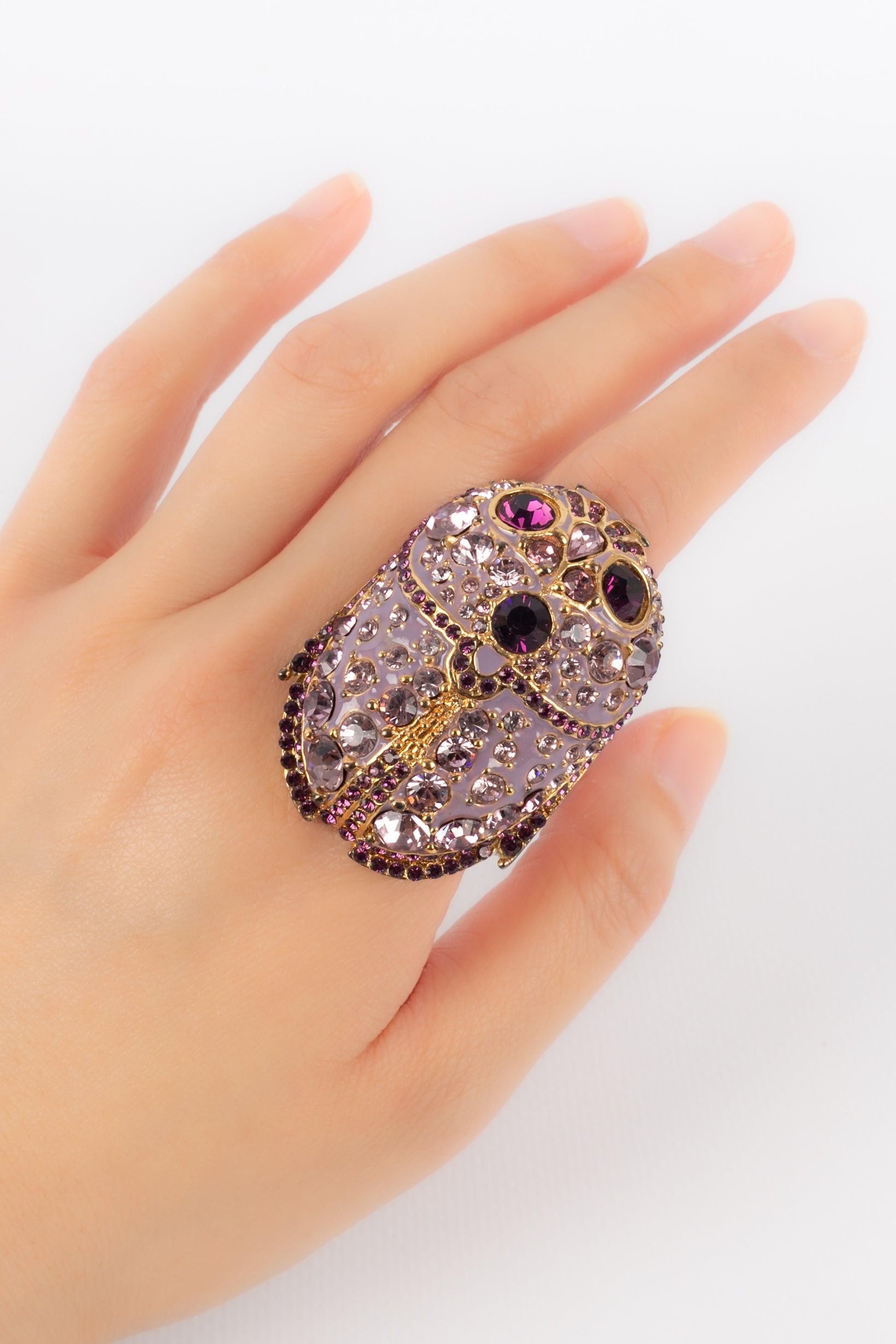 Dior - Golden metal beetle ring with purple enamel and rhinestones. 2004 Spring-Summer Haute Couture Collection. To be mentioned, a slight discoloration of the golden metal on the ring.
 
 Additional information: 
 Condition: Good condition
