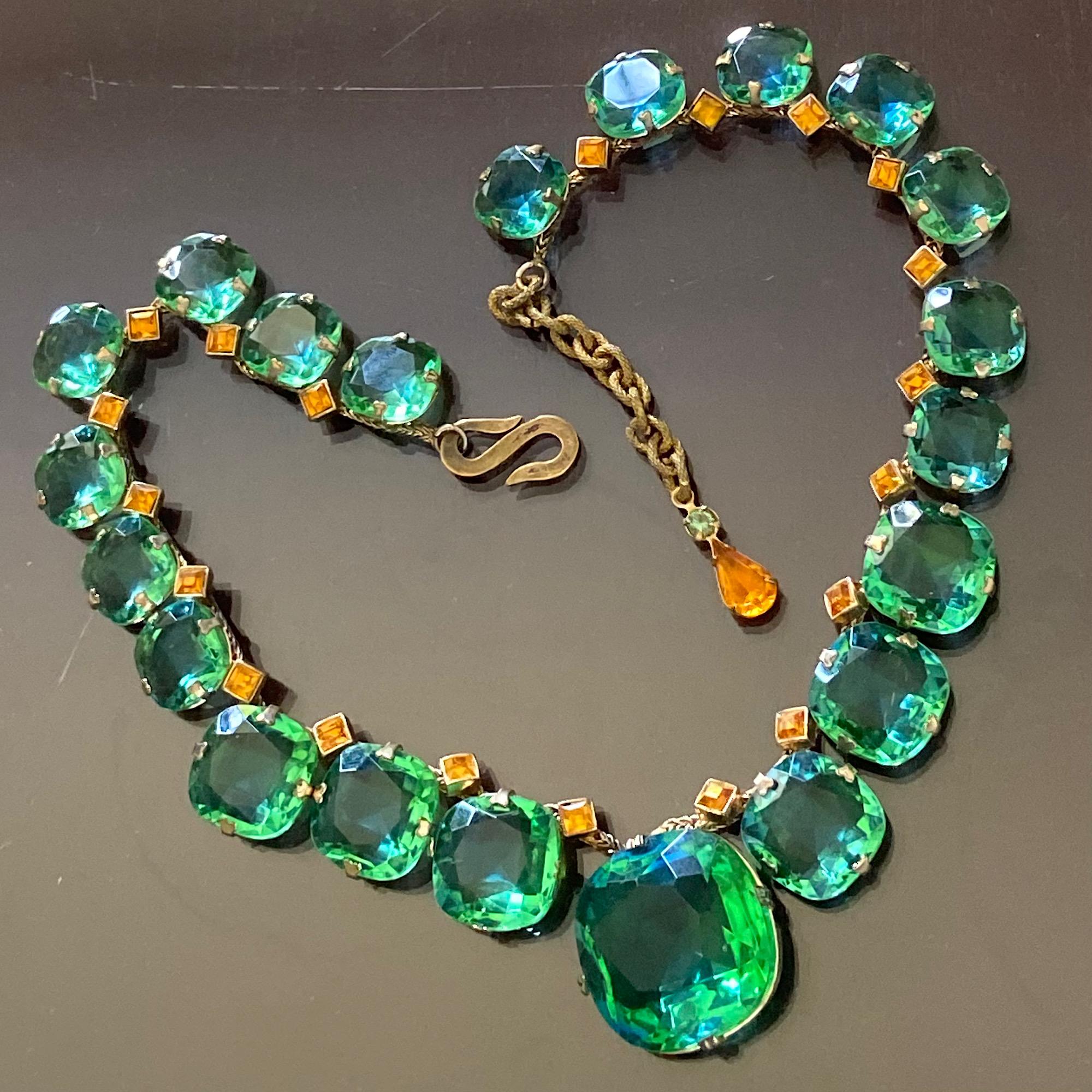 Il s'agit d'un magnifique collier aux couleurs sublimes.

Nous l'avons attribué à Christian Dior entre la fin des années 1940 et le début des années 1950.

Le collier de style rivière est serti d'une grosse pierre centrale.  De taille progressive,