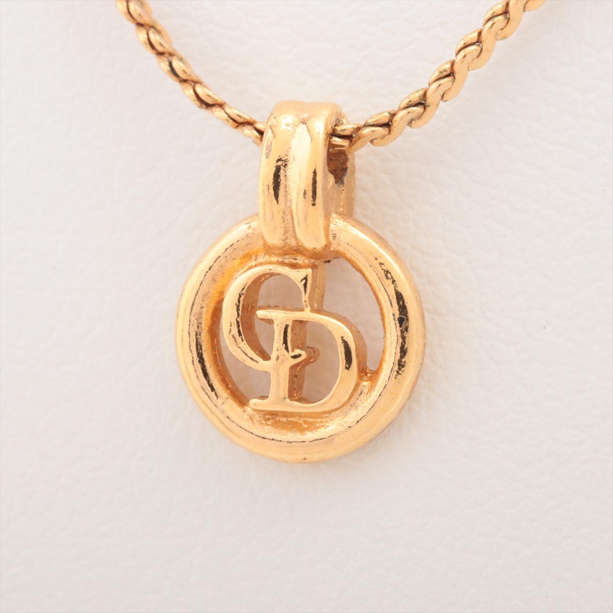 Die runde Halskette mit CD-Logo von Christian Dior aus strahlendem Gold ist ein Beweis für das Engagement von Dior für zeitlose Eleganz und Luxus. Die exquisite Halskette besteht aus einem runden Anhänger mit dem ikonischen CD-Logo, das den
