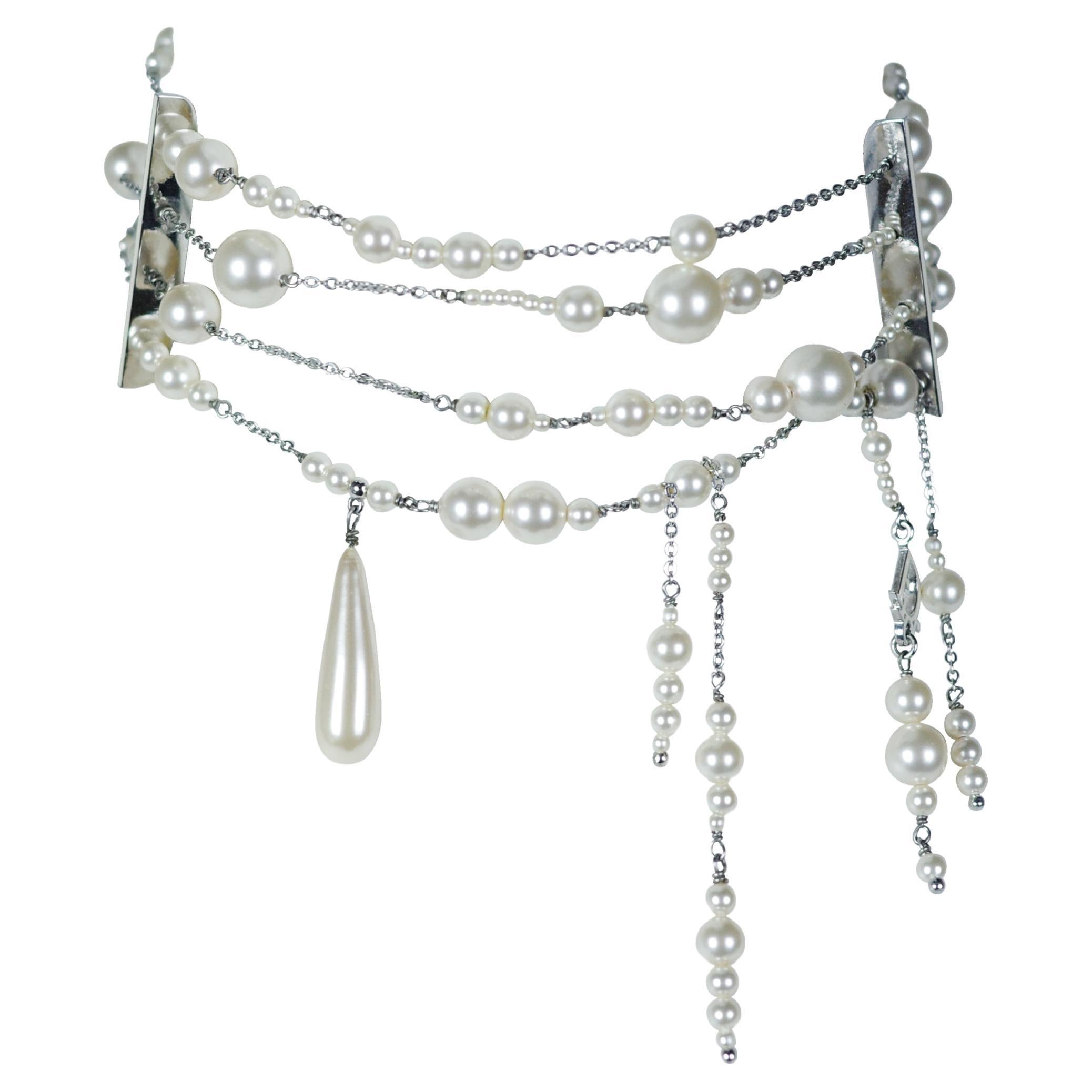 CHRISTIAN DIOR By Galliano F/w 1999 Collar gargantilla con gotas de perlas de varios hilos en venta