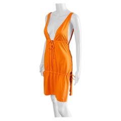 Christian Dior P/E 2000: mini abito con logo e scollo aperto sul retro