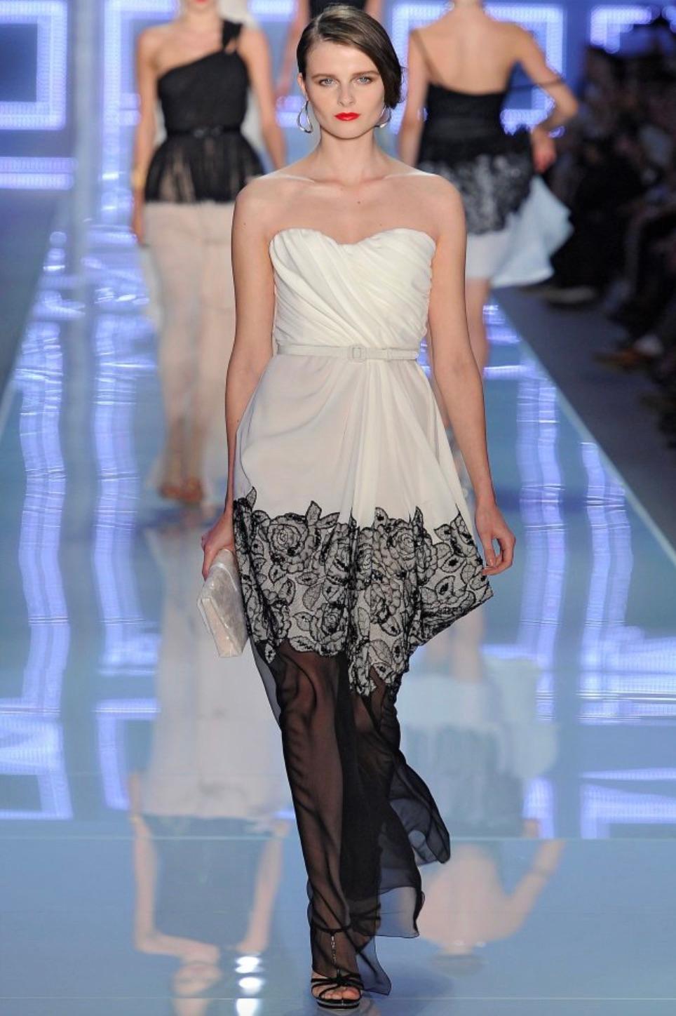 Dieses Abendkleid von Dior aus der Kollektion Frühjahr/Sommer 2012 ist ein seltenes und sehr begehrtes Design, das auf dem Laufsteg zu sehen war und später von Olivia Chantecaille getragen wurde. Das trägerlose Mieder aus weißem Seidenchiffon ist