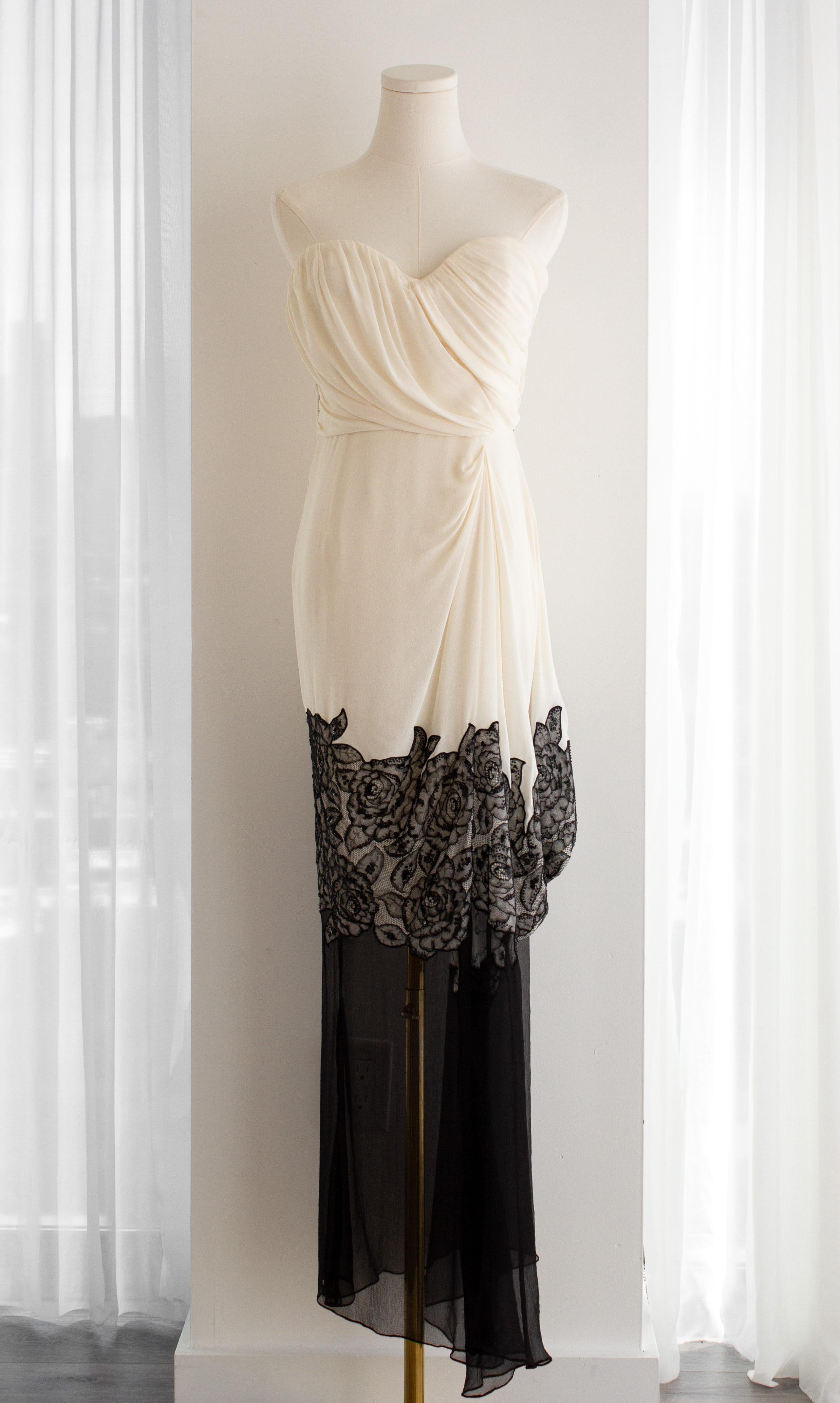 Christian Dior S/S 2012 Weiß Schwarz Rose Bestickte Rüschen Abendkleid Kleid (Beige) im Angebot