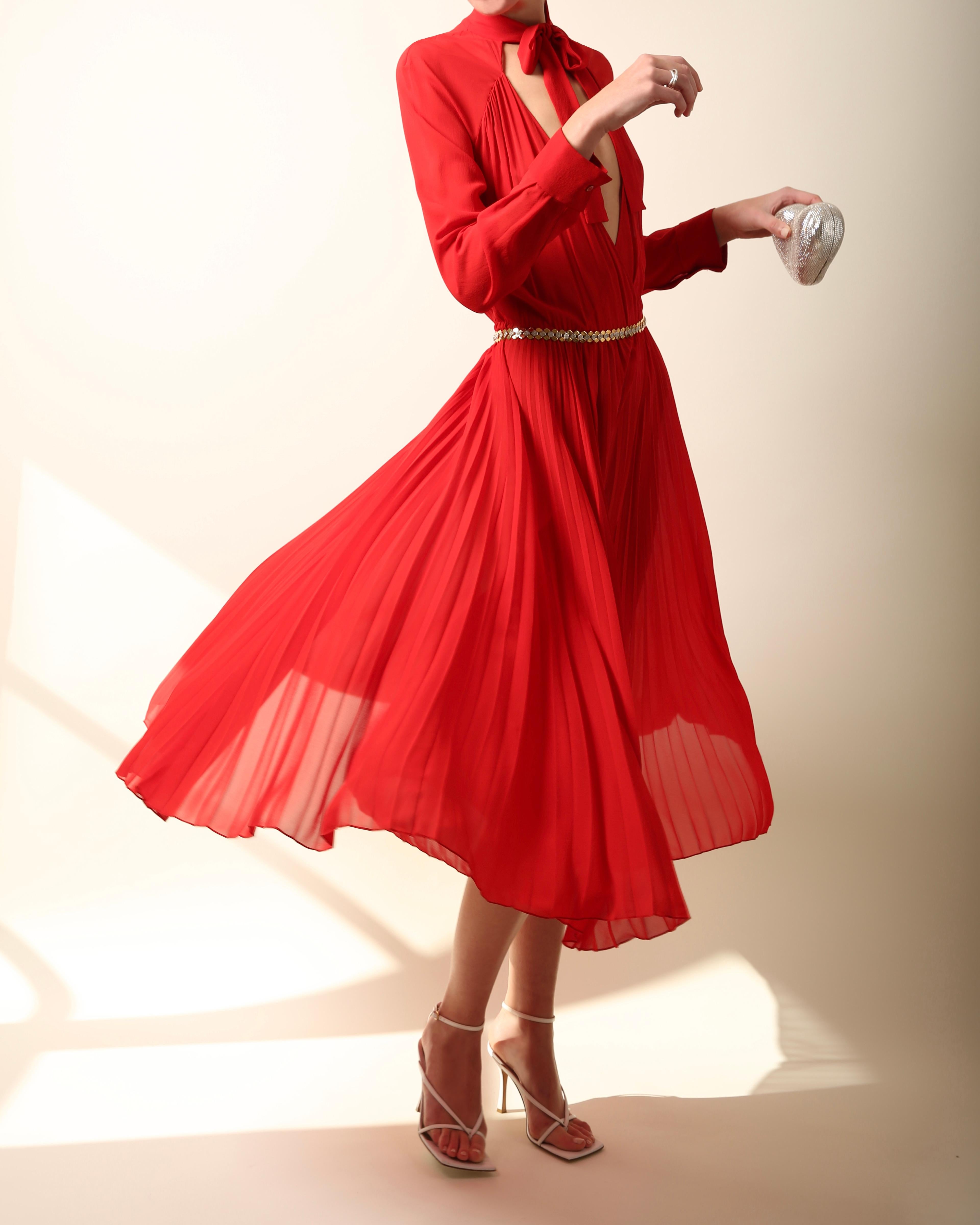 Christian Dior F/S 2018 Rotes tief ausgeschnittenes Midikleid mit Pussy bow aus Seiden plisse FR 40 im Angebot 12