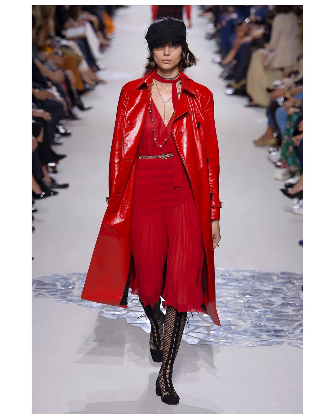 Christian Dior F/S 2018 Rotes tief ausgeschnittenes Midikleid mit Pussy bow aus Seiden plisse FR 40 im Angebot 17