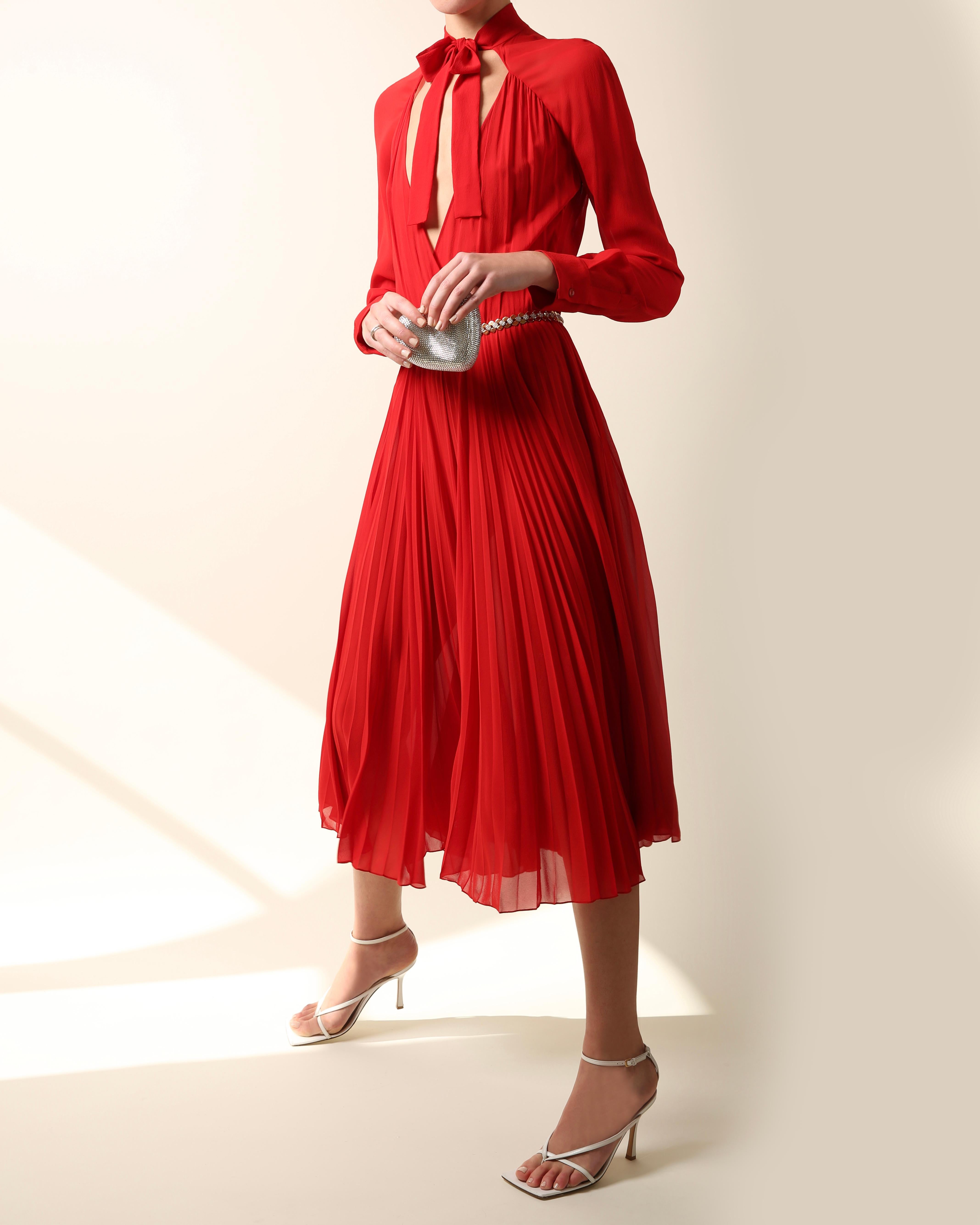 Christian Dior F/S 2018 Rotes tief ausgeschnittenes Midikleid mit Pussy bow aus Seiden plisse FR 40 Damen im Angebot