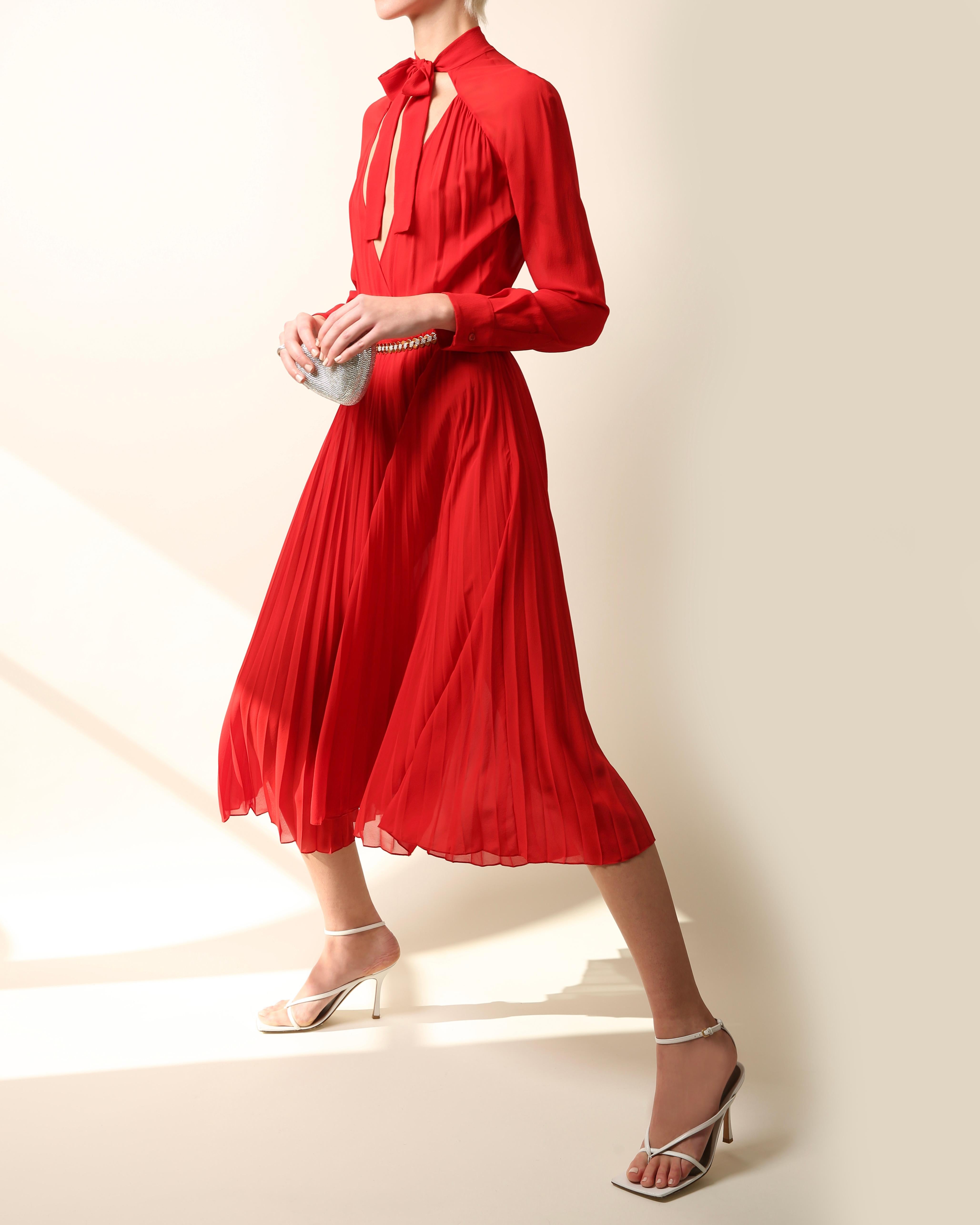 Christian Dior F/S 2018 Rotes tief ausgeschnittenes Midikleid mit Pussy bow aus Seiden plisse FR 40 im Angebot 1