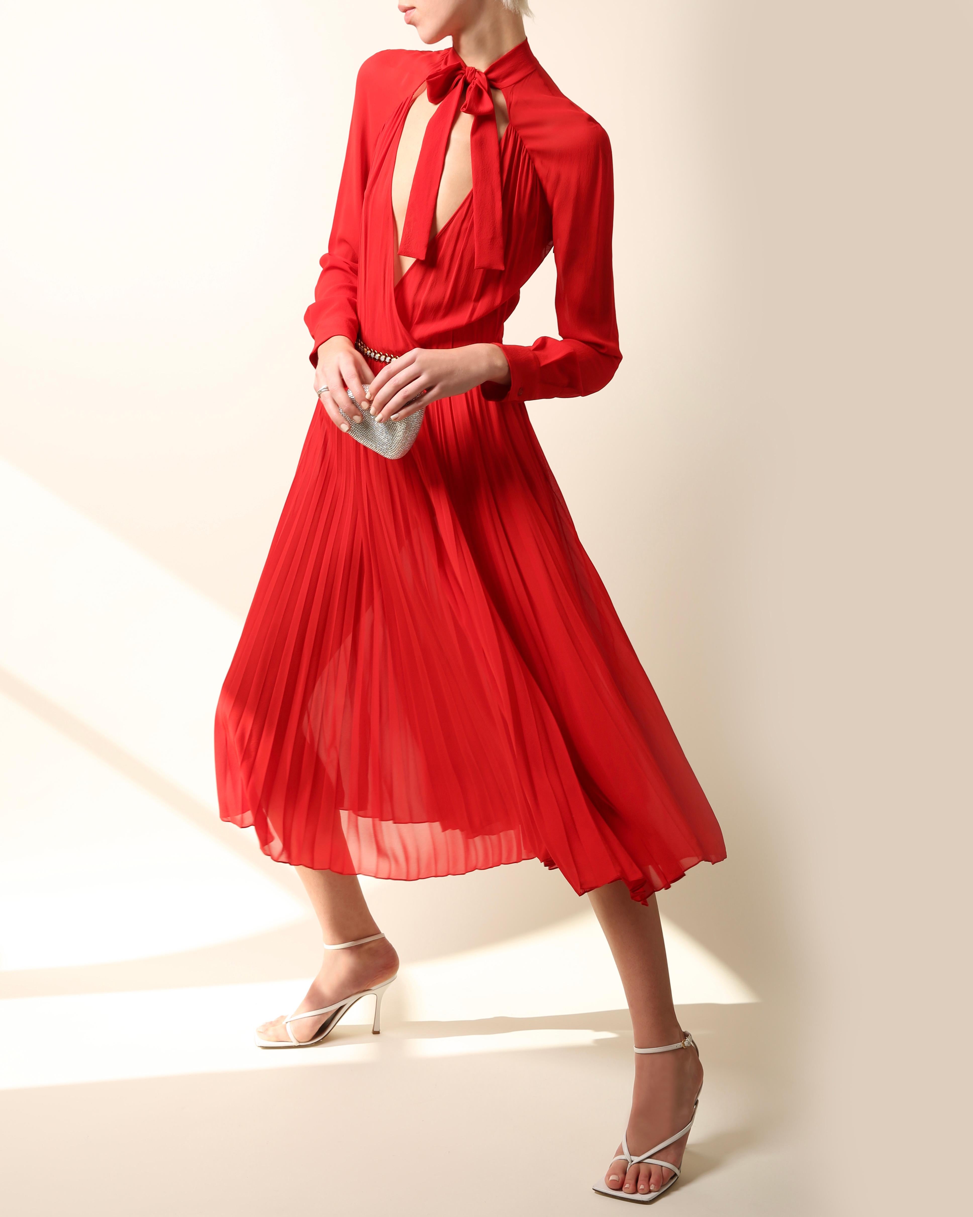 Christian Dior F/S 2018 Rotes tief ausgeschnittenes Midikleid mit Pussy bow aus Seiden plisse FR 40 im Angebot 2
