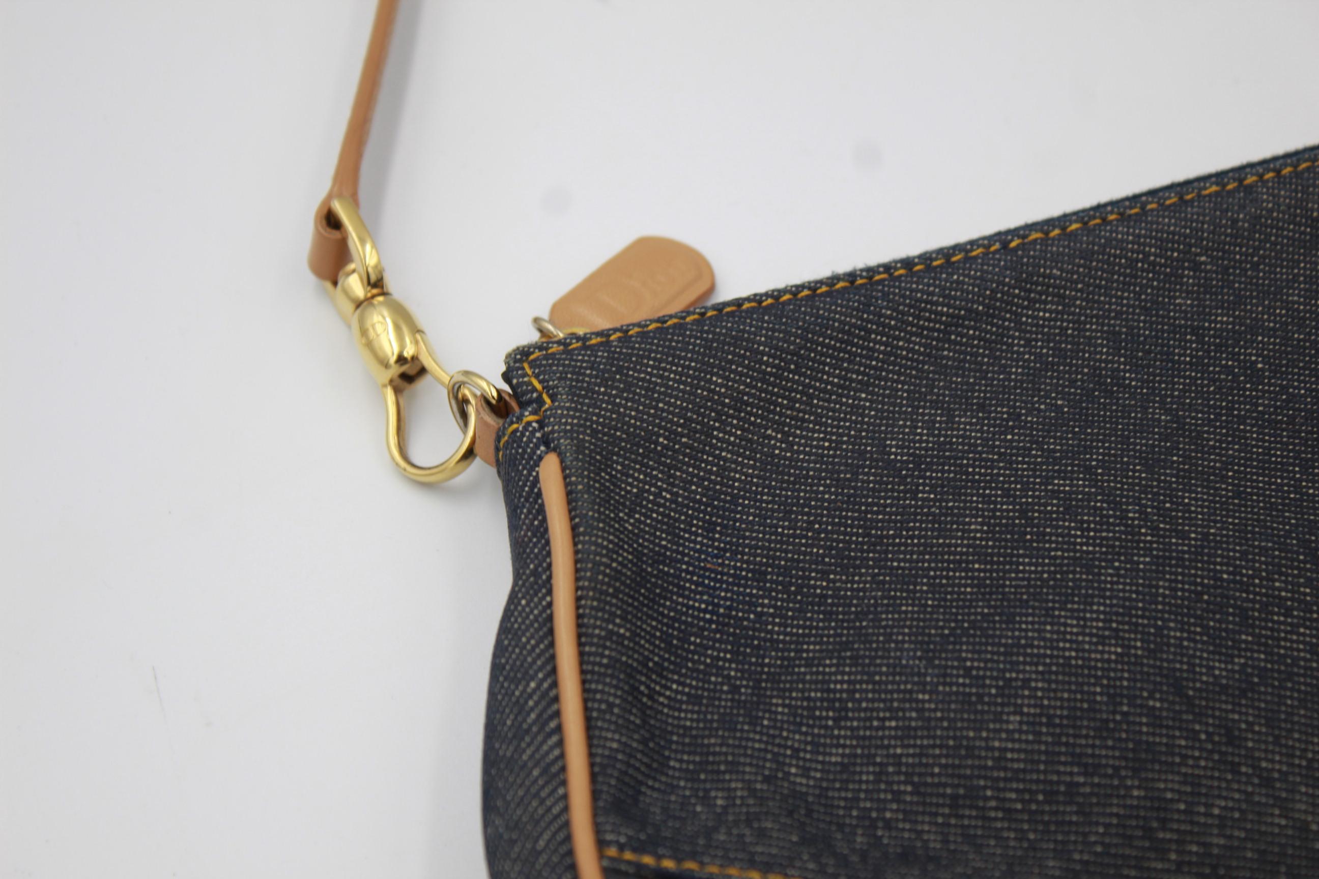 Iconic and must have of the season the iconic saddle bag 
Made in leather and denim
Small size 8*6 inches 
Nearly 20x16 cm
