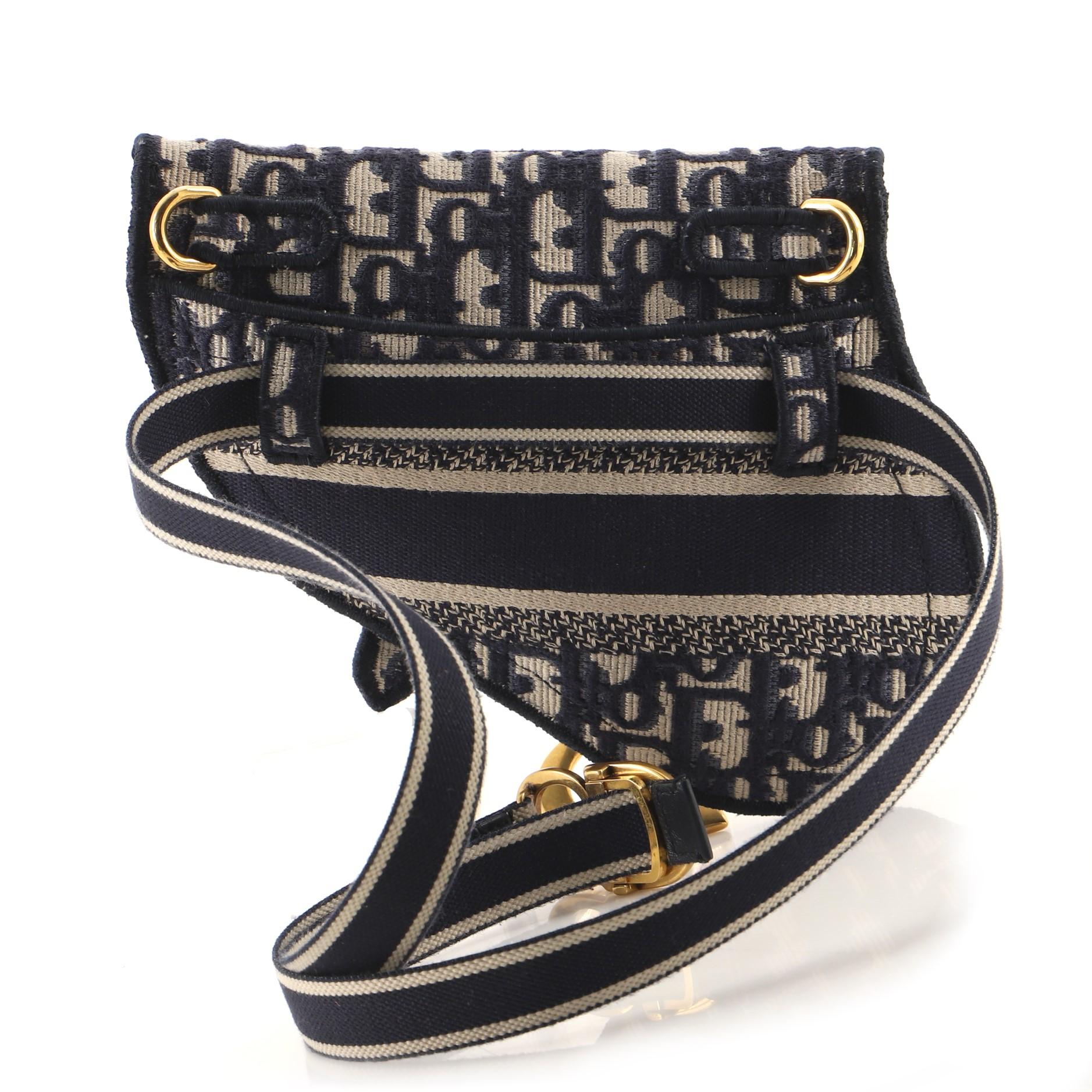 Christian Dior Sattelgürteltasche Logo bestickt, schräg geschnittenes Segeltuch im Zustand „Gut“ in NY, NY