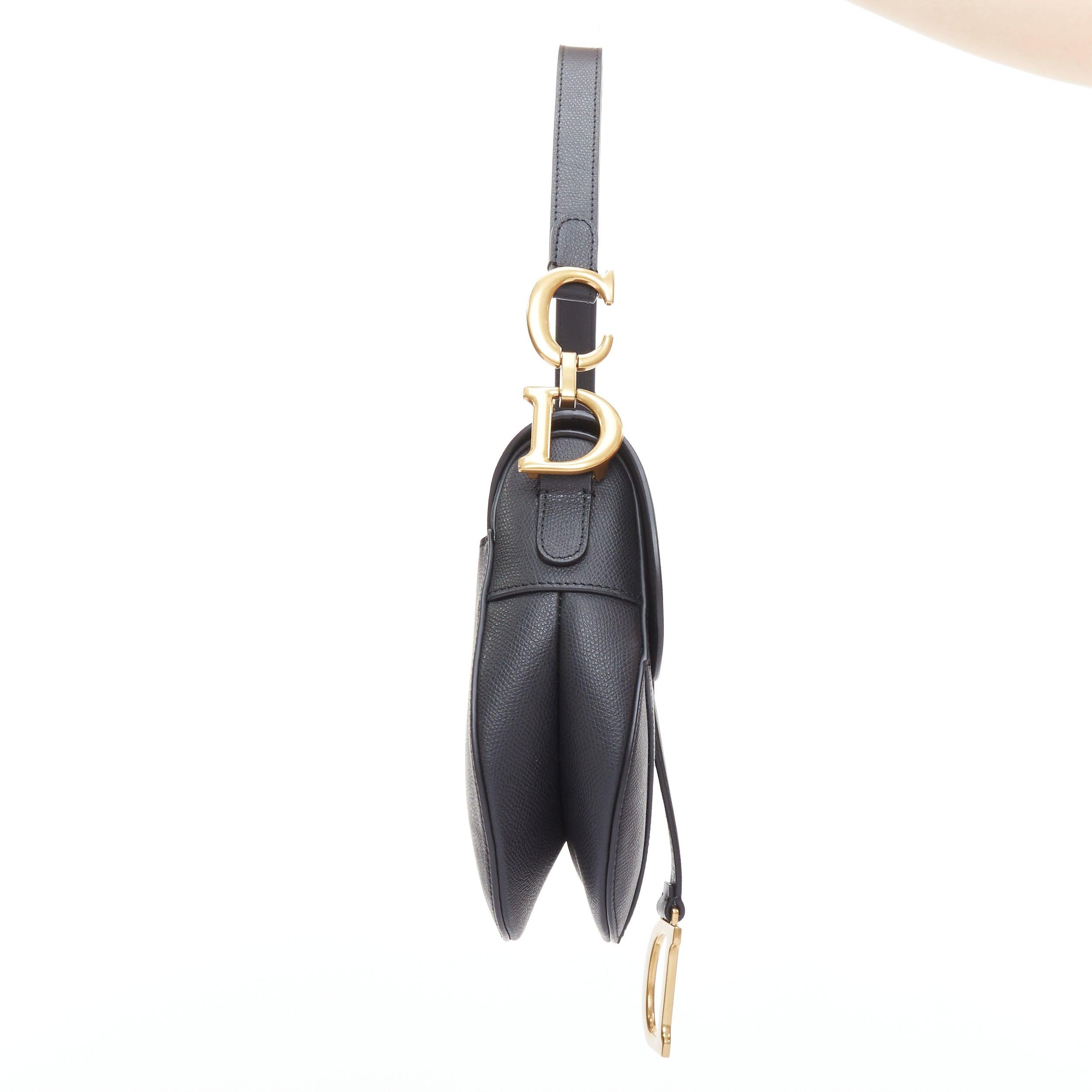 CHRISTIAN DIOR Saddle black textured leather gold CD shoulder bag In Good Condition For Sale In Hong Kong, NT