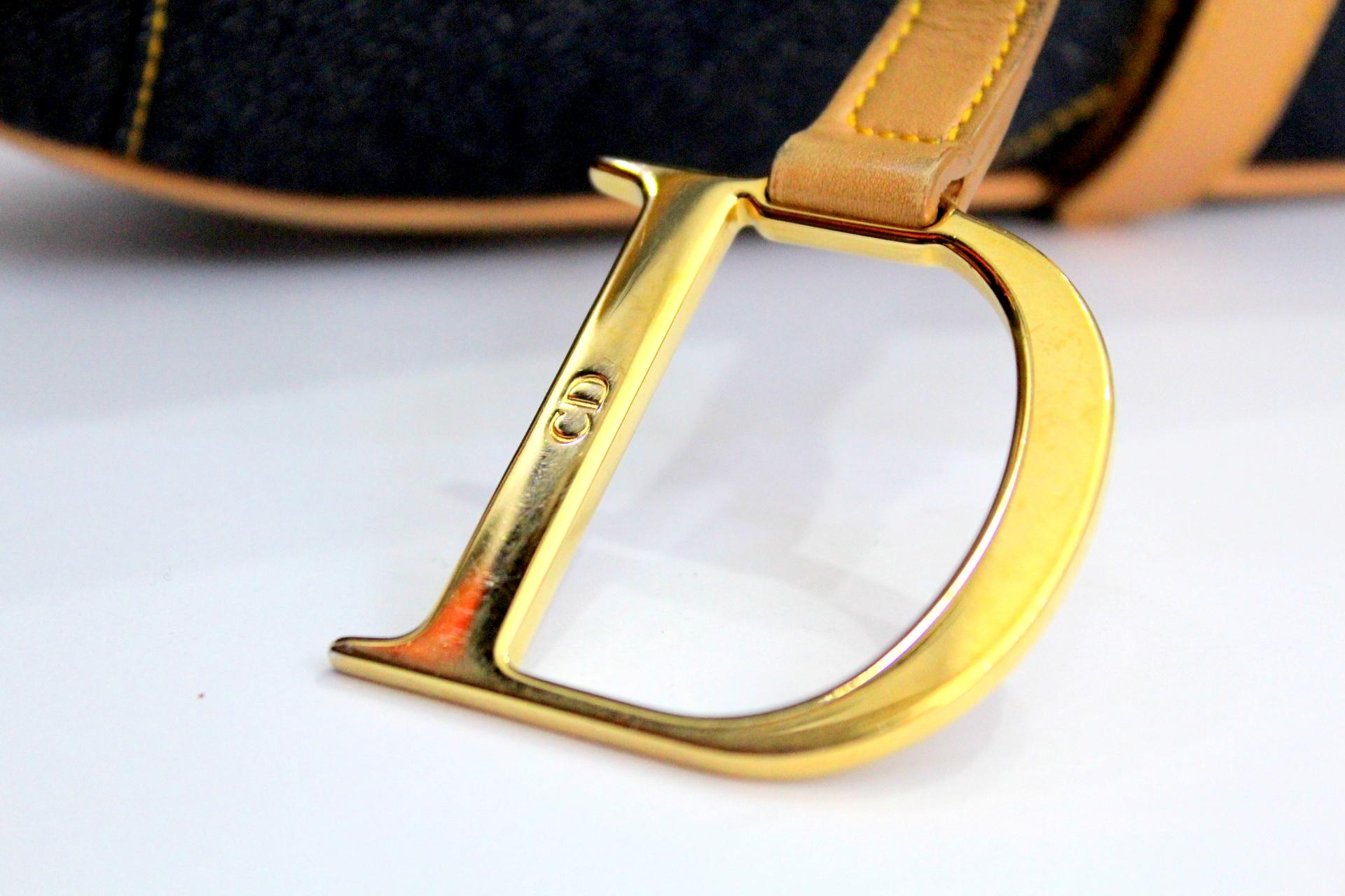 
Back in fashion, this is the famous saddle by Christian Dior. This model is made of denim fabric, beige leather trim and golden hardware. Velcro closure. Internally it has a zippered pocket. Very good condition.
