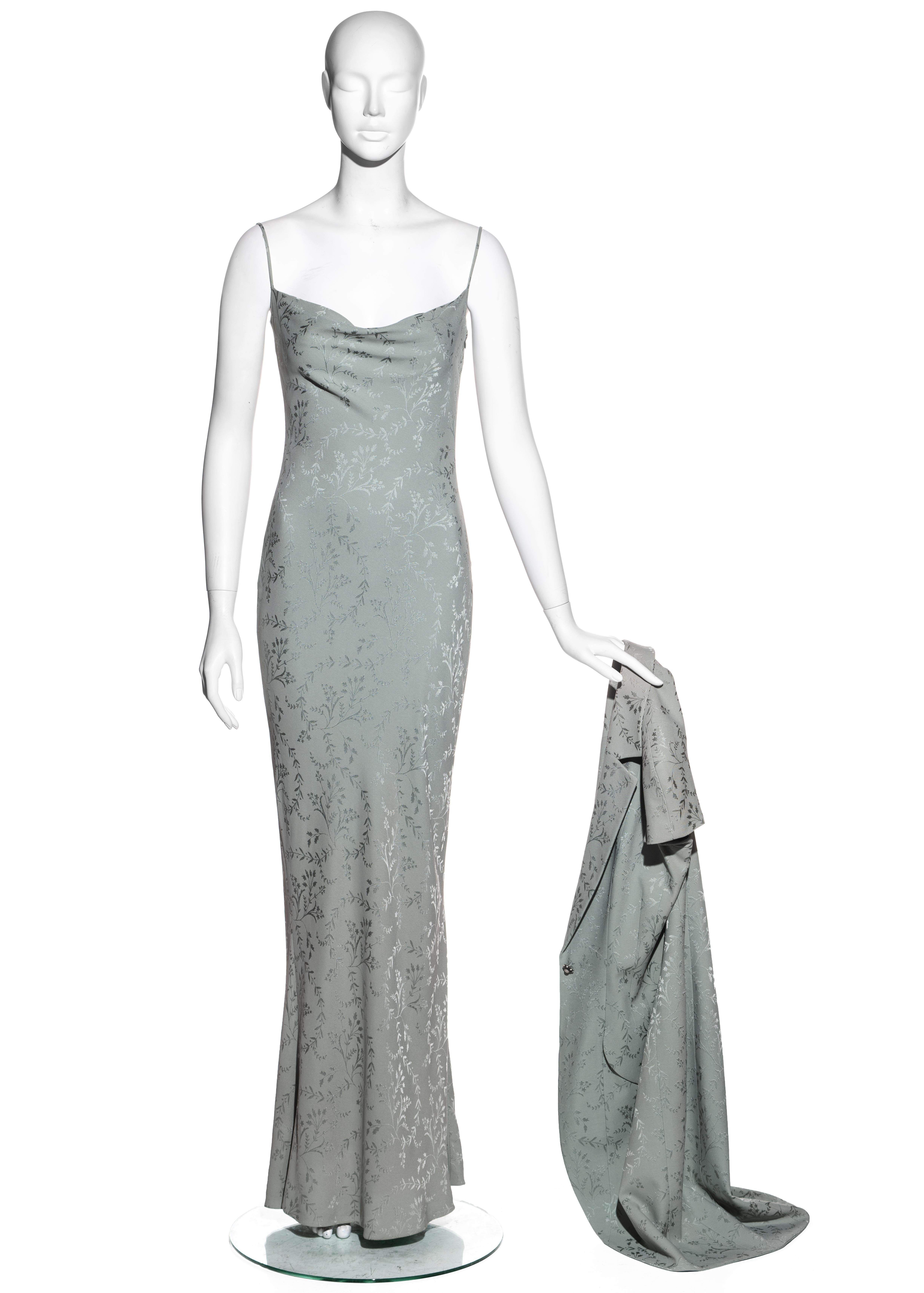 ▪ Conjunto de vestido de noche y chaqueta Christian Dior de color salvia
▪ Diseñado por John Galliano
▪ Jacquard de seda floral 
▪ Vestido maxi con dobladillo sirena 
▪ Escote de pico 
▪ Tirantes finos 
▪ Chaqueta de longitud media con mangas