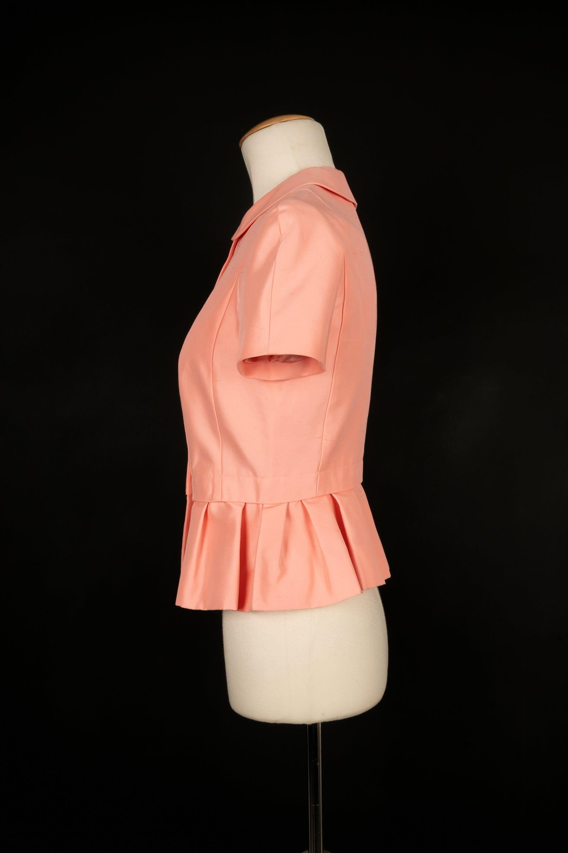 Dior - (Made in France) Salmon pink wild silk jacket with white cotton decorations representing two flowers with pearls and rhinestones. Size 36FR. 2009 Collection by John Galliano.

Additional information: 
Condition: Very good