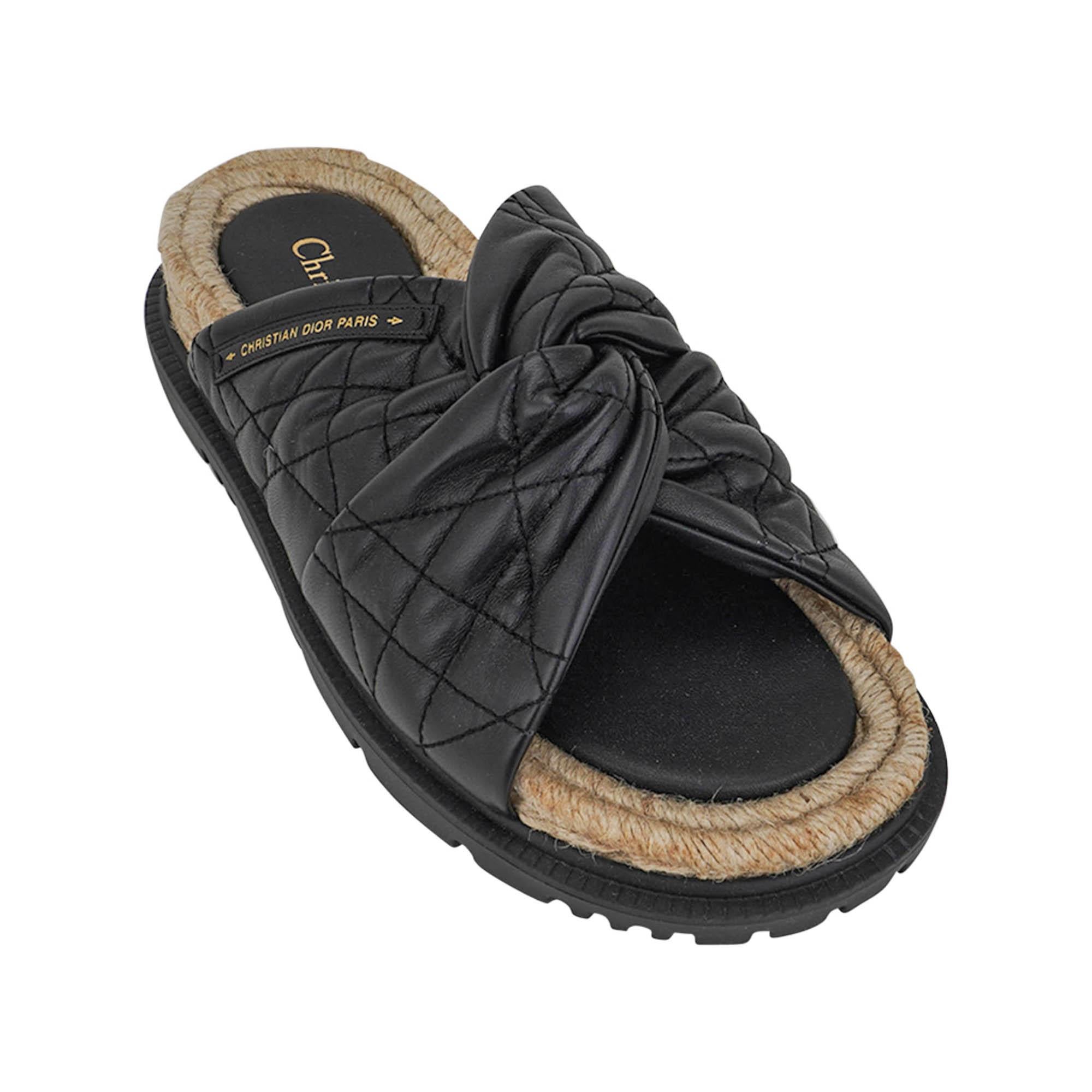 Mightychic bietet ein Paar Christian Dior Cannage Dtwist Espadrille Slide Sandalen in Schwarz an.
Gestepptes Kalbsleder, das sich über den oberen Teil des Fußes windet, um den Fuß zu sichern.
Goldene Christian Dior Paris Plakette an der Seite der