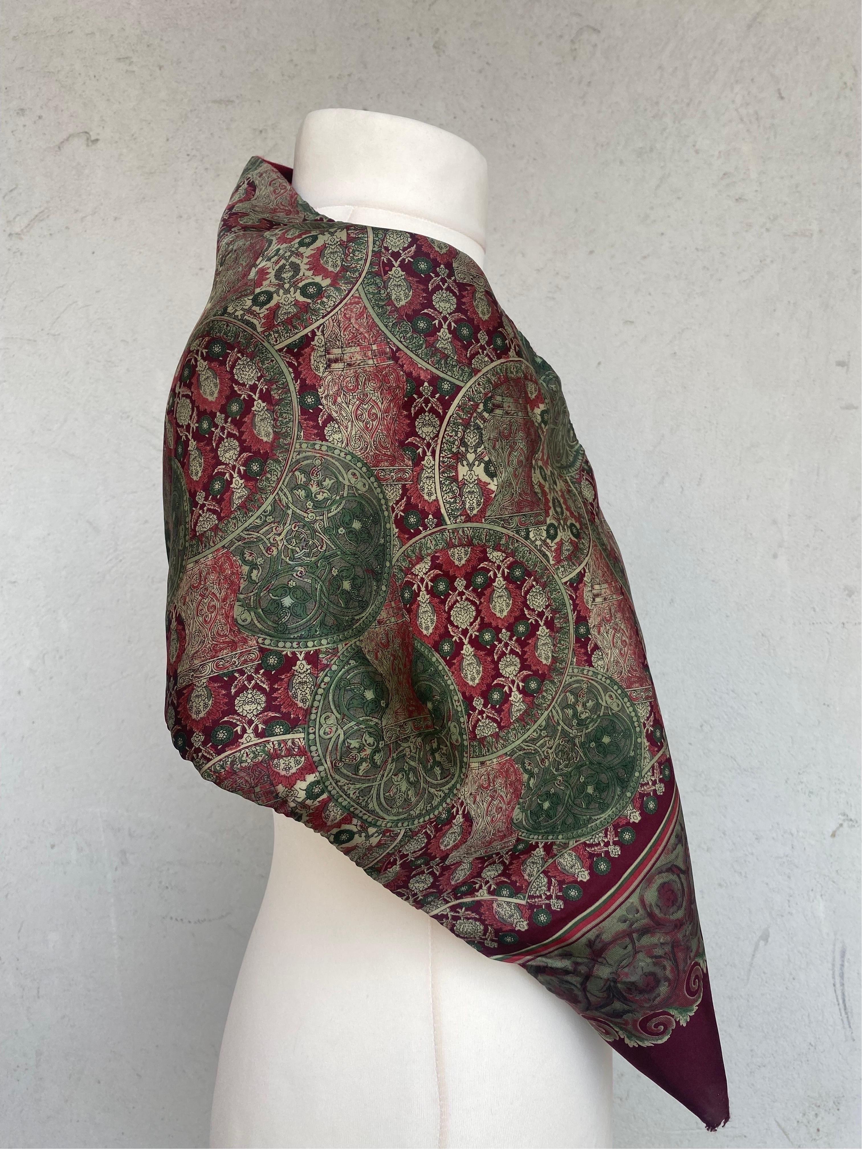 Dior Monsieur burgundy scarf
Christian Dior Monsieur elegant scarf in silk and wool.
On one side burgundy in wool and on the other green patterned in silk.
Length 135
Height 26
In good general condition. It shows signs of normal use.
Towards the