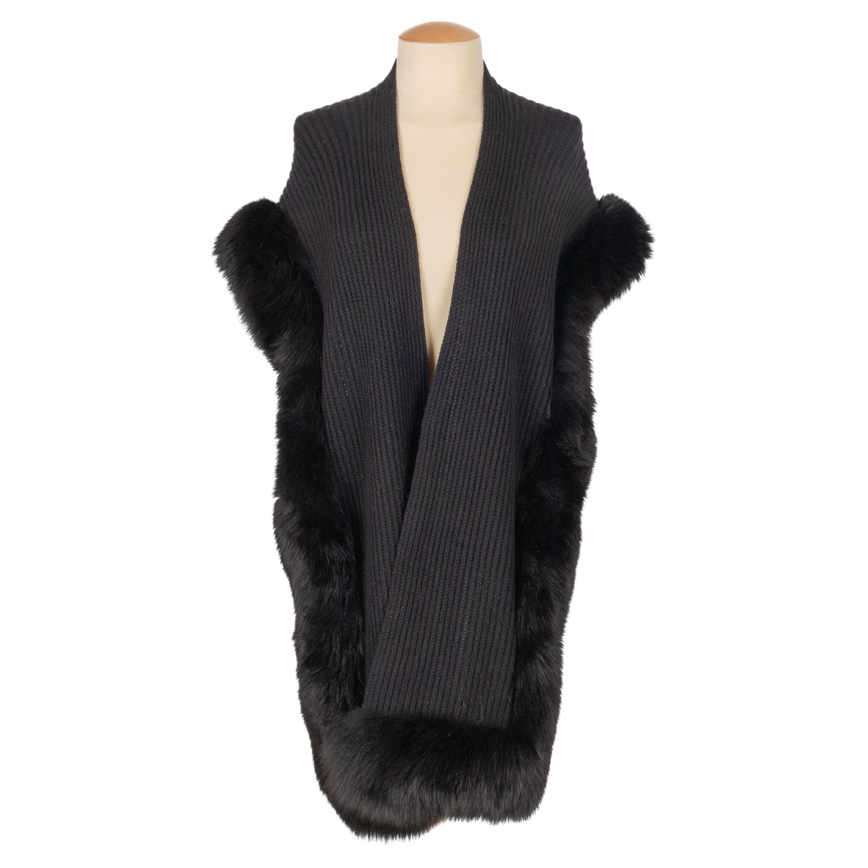 DIOR - Echarpe à capuche en cachemire bordée de fourrure de renard.

Condit :
Très bon état.

Dimensions :
Longueur : 200 cm

SKU:FFD16