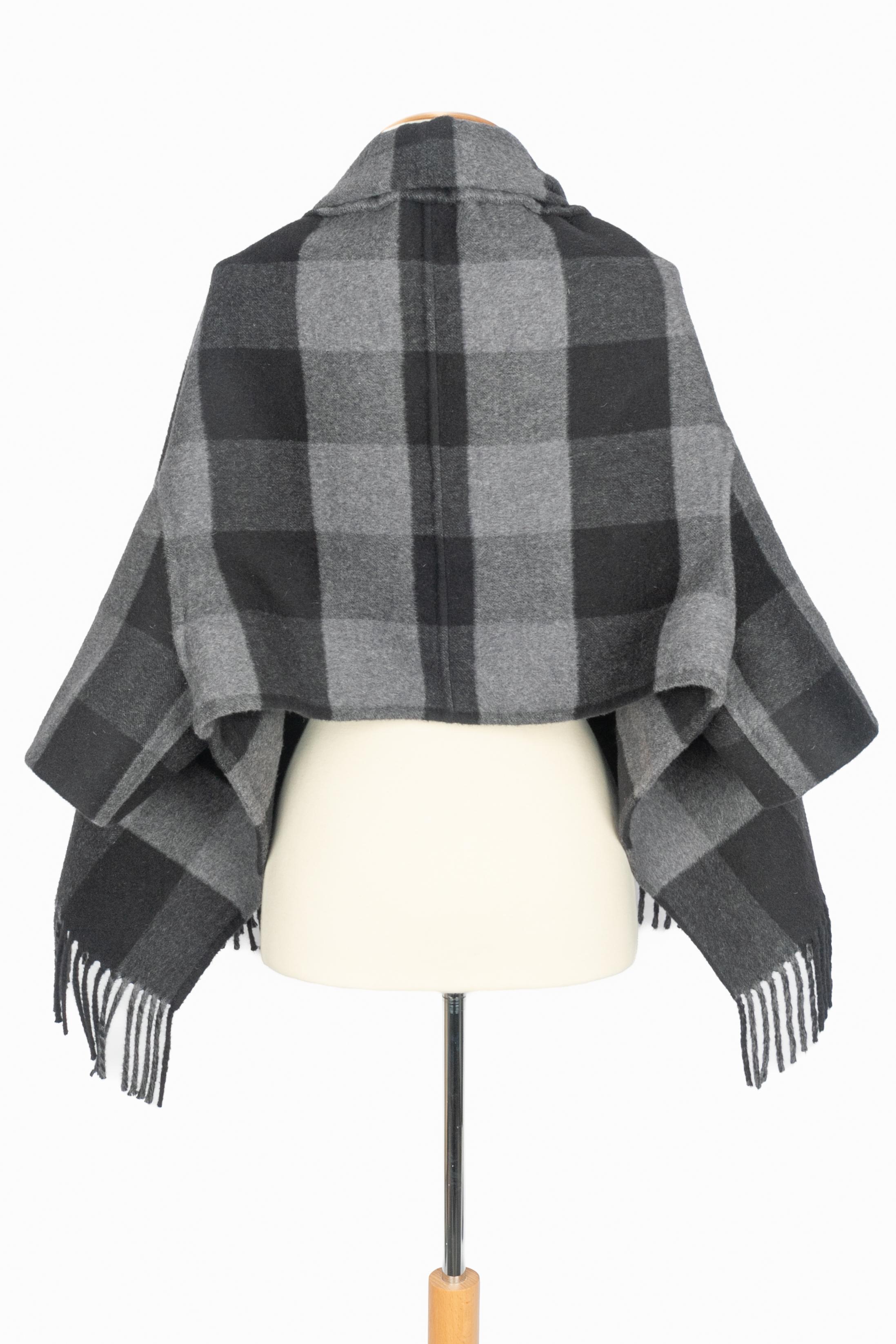 Christian Dior Schal Jacke 2024s im Zustand „Hervorragend“ im Angebot in SAINT-OUEN-SUR-SEINE, FR