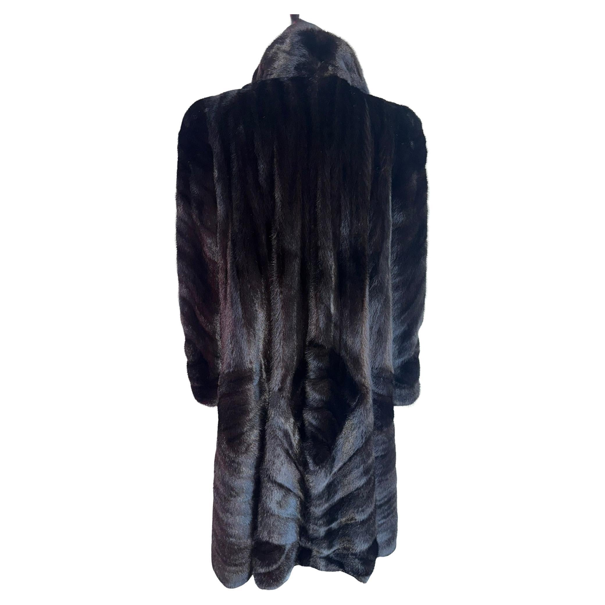 DESCRIPTION : Manteau sectionnel en fourrure de vison Christian Dior taille 16/L

Rare manteau de renard sectionnel Christian Dior. Col tailleur, manches droites, peaux souples, belle fourrure fraîche, fermoirs européens allemands pour la fermeture,