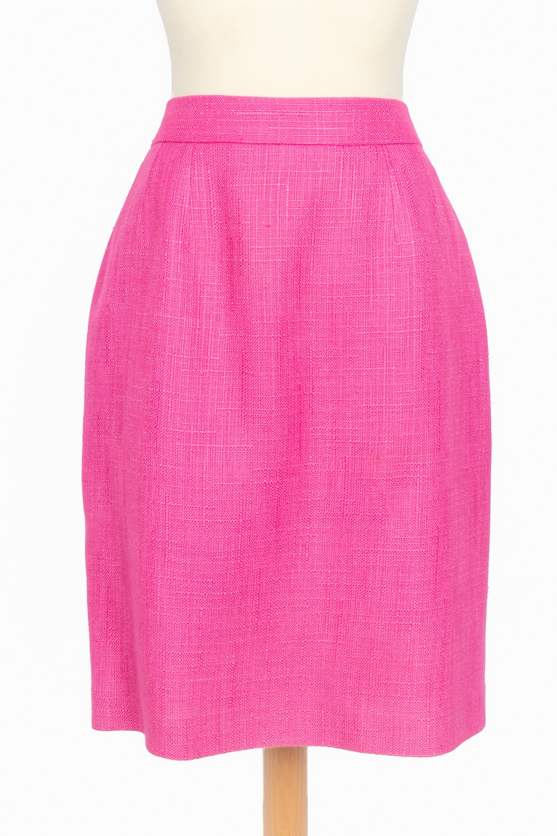 CHRISTIAN DIOR - Conjunto de mezcla de lino rosa compuesto por una falda y una chaqueta, con grandes botones de paja trenzada. No se indica la talla, se ajusta a una 40FR. Una Colección hacia 1990 bajo la dirección artística de Gianfranco Ferre. A