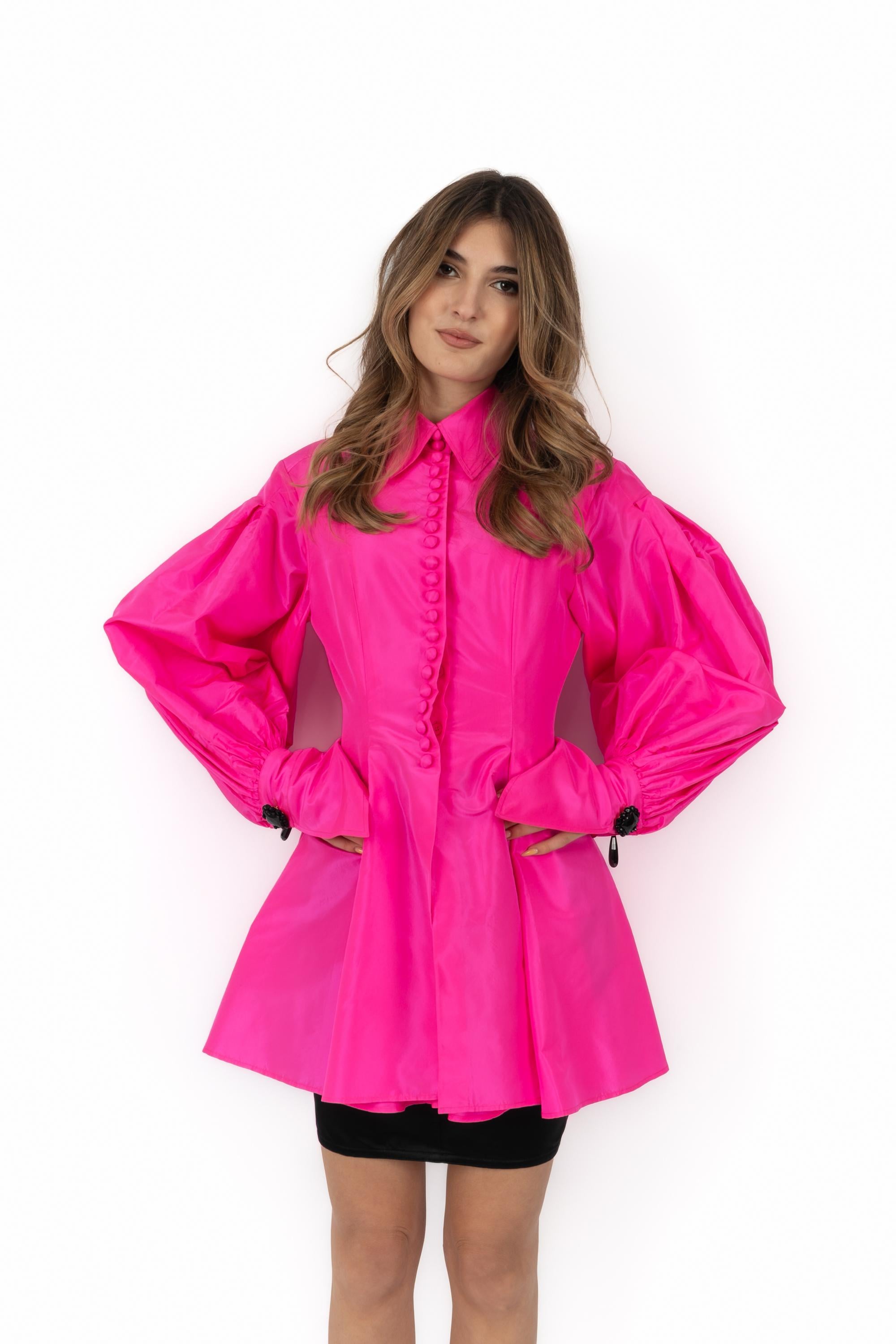 DIOR - (Fabricado en Francia) Conjunto compuesto por una falda corta de seda negra, un pantalón de seda negro y una camisa acampanada de seda rosa fucsia con mangas abullonadas adornada con gemelos de metal dorado y perlas negras facetadas. Talla