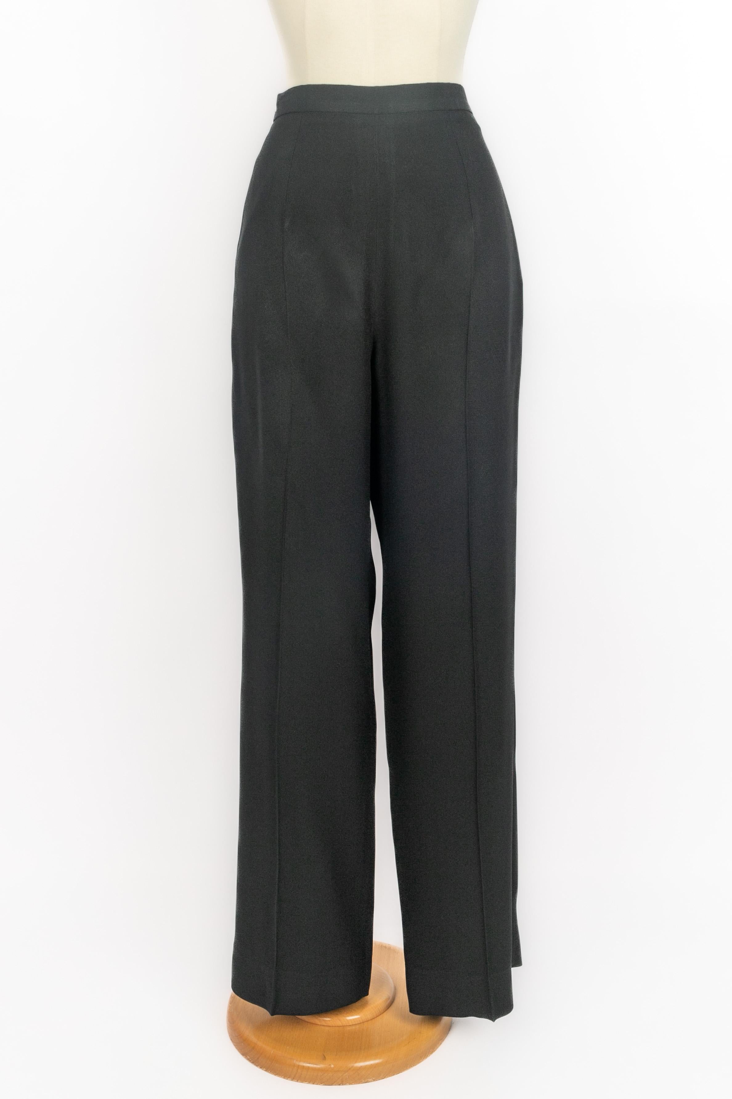 DIOR - (Made in France) Samtgarnitur bestehend aus einer Hose und einer Jacke mit Frack, mit Prinz-von-Wales-Karomuster in Rot-, Blau- und Grüntönen, eingefasst mit schwarzer Spitze. Keine Größenangabe, es passt eine 42FR. Herbst-Winter-Kollektion
