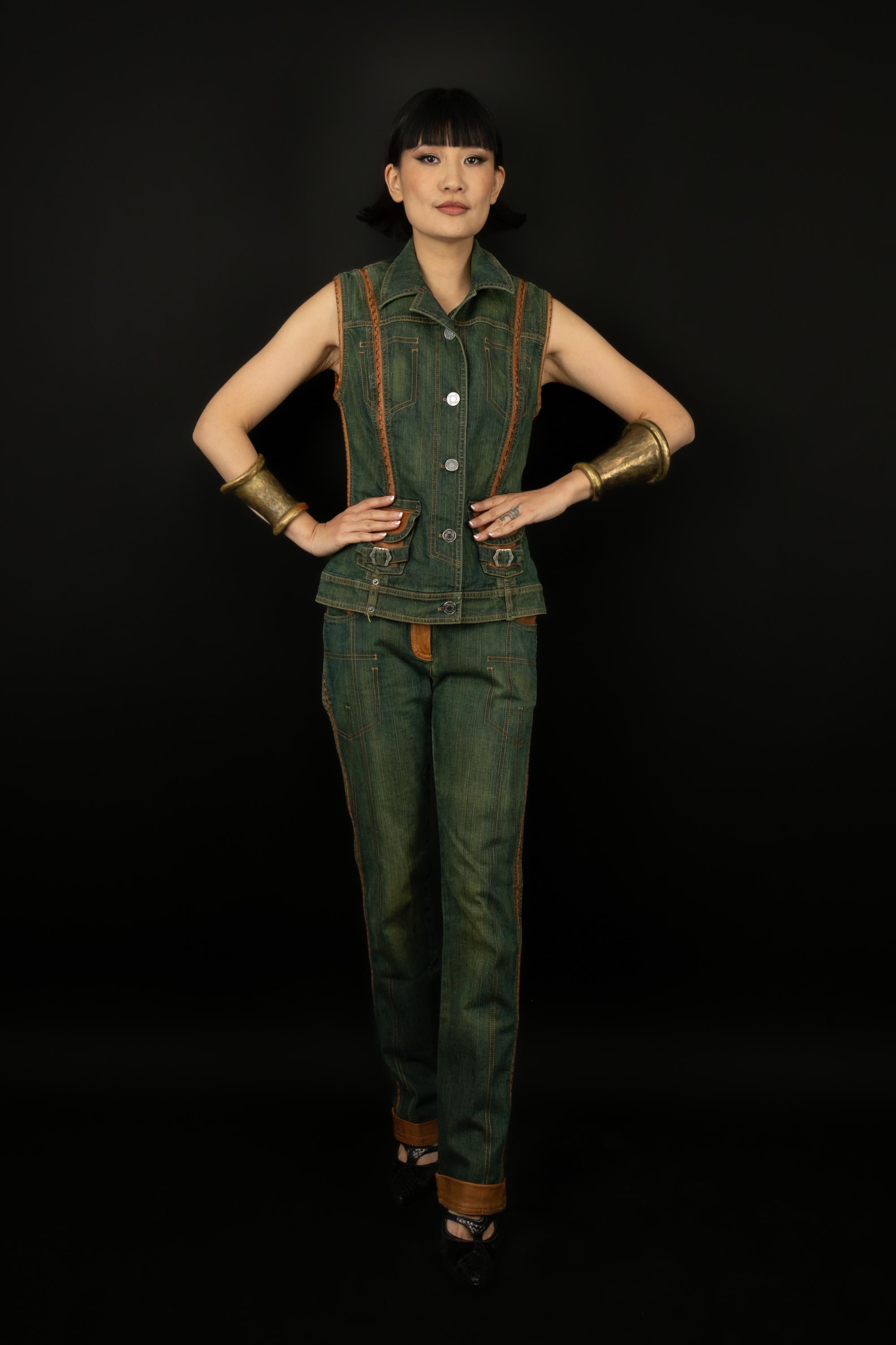 DIOR - (Made in Italy) Washed-out denim set composed of a sleeveless jacket and pants. Size 38FR indicated. A 2006 Collection under the artistic direction of John Galliano.

Condition:
Good condition

Dimensions:
Jacket: Chest: 46 cm - Waist: 36 cm